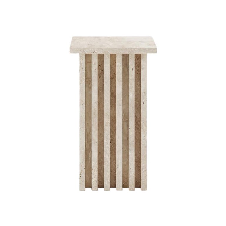 Table d'appoint Vondel personnalisée fabriquée à la main en travertin avec des bords arrondis en vente