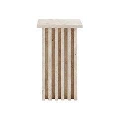 Table d'appoint Vondel personnalisée fabriquée à la main en travertin avec des bords arrondis