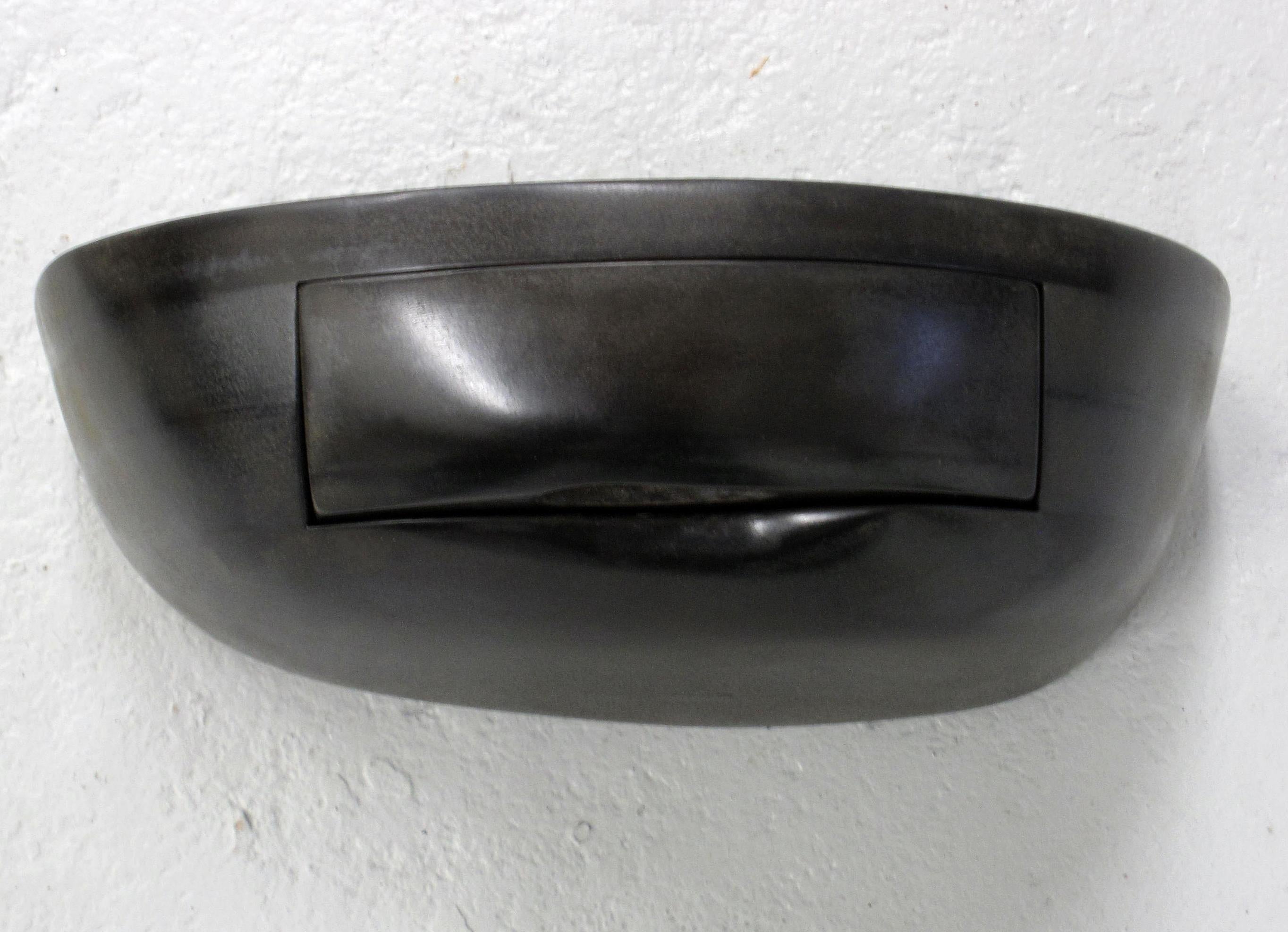 Handgefertigte Wandkonsolen, die als Nachttisch oder als Gruppe an der Wand verwendet werden können. Dieses Stück ist sowohl eine Skulptur als auch sehr funktionell mit seiner großen Schublade, die sich aus dem umgekehrten Griff unter der Schürze