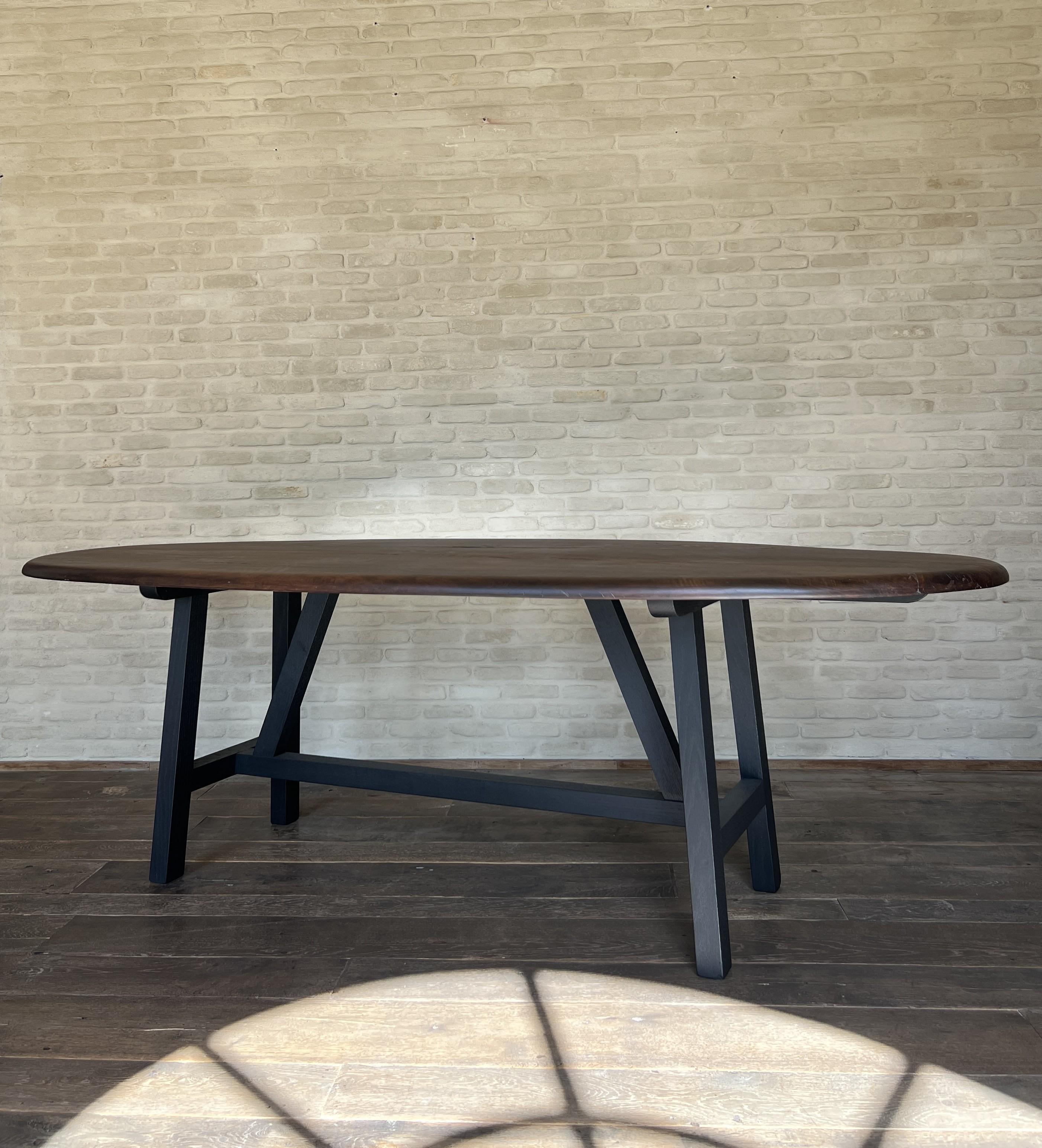 Custom walnut 2 plank top oval dining table Model LUSI dark finish in vendita 4