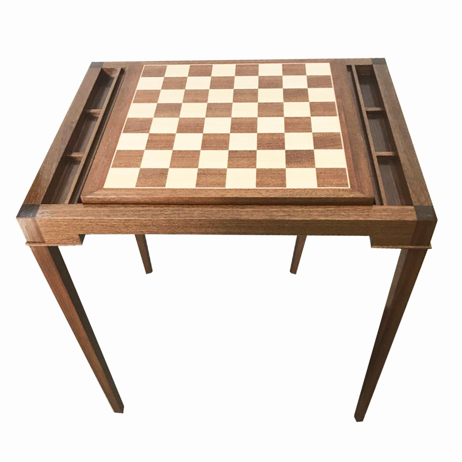 Maßgefertigter Spieltisch aus Nussbaumholz mit Backgammon und Schachtel (Moderne) im Angebot