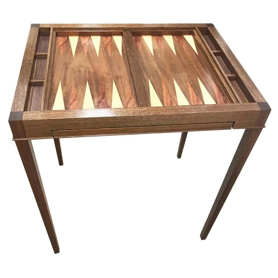 Maßgefertigter Spieltisch aus Nussbaumholz mit Backgammon und Schachtel (Marketerie) im Angebot
