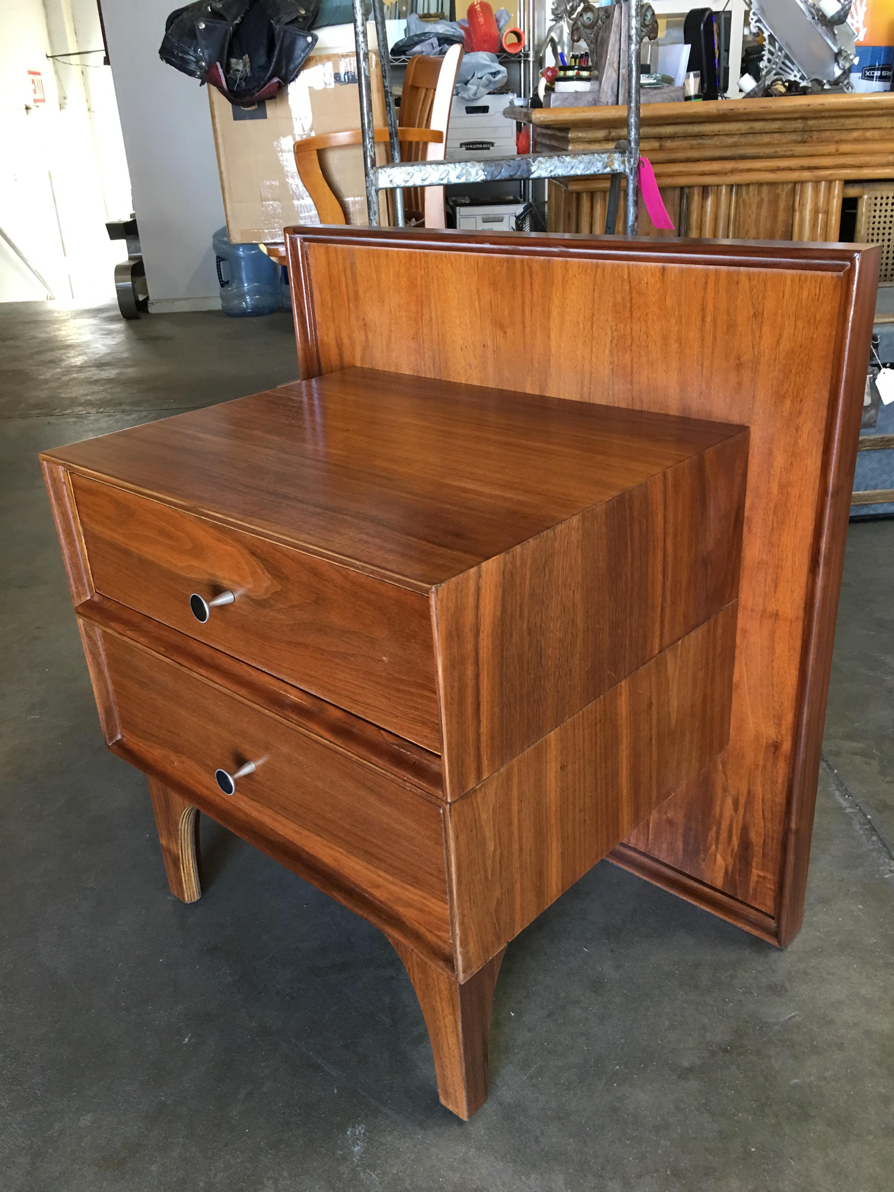 Custom Walnut Bedroom Nightstand by Glenn of California In Excellent Condition For Sale In Van Nuys, CA