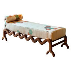 Lit de jour Milano en noyer et Dedar sur mesure par Fosfeen Fait à la main, sur commande