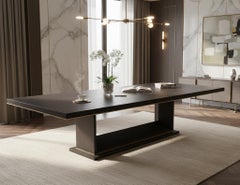 Mesa de comedor a medida de nogal gris con base en V y detalles de latón by Carrocel