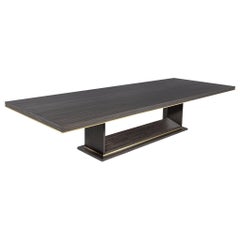 Mesa de comedor a medida de nogal gris con base en V y detalles de latón by Carrocel