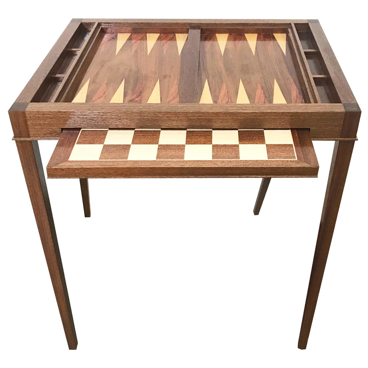 Tavolo da gioco in noce personalizzato con backgammon e scacchi