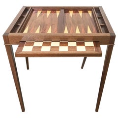 Tavolo da gioco in noce personalizzato con backgammon e scacchi