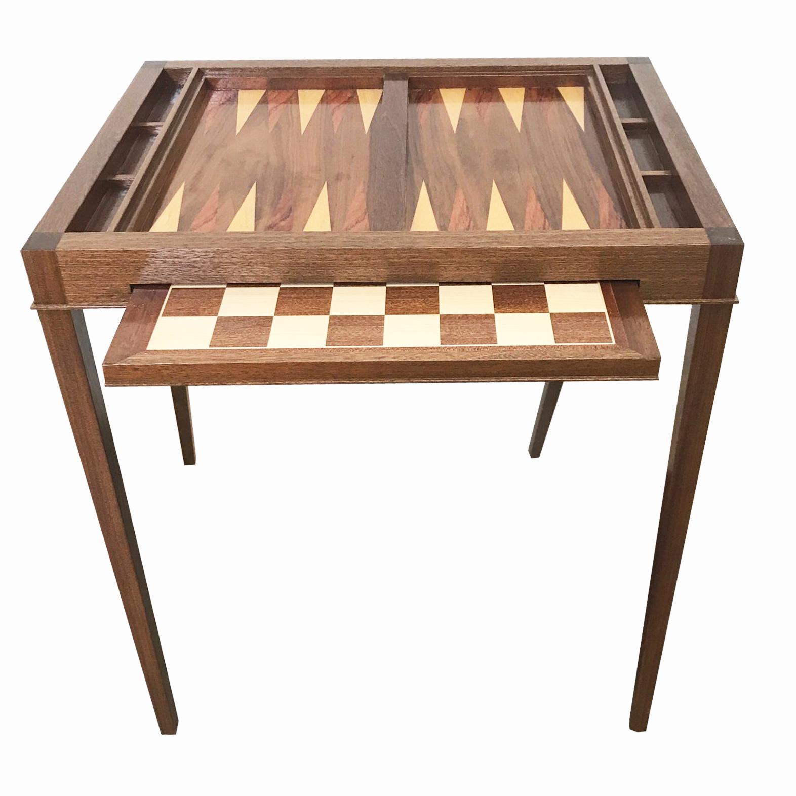  Table de backgammon en noyer sur mesure qui se transforme en table d'échecs grâce à un plateau coulissant. 

Nouvelle production. Fabriqué sur commande en noyer ou en acajou. Conçue et fabriquée à New York, chaque table est fabriquée à la main à