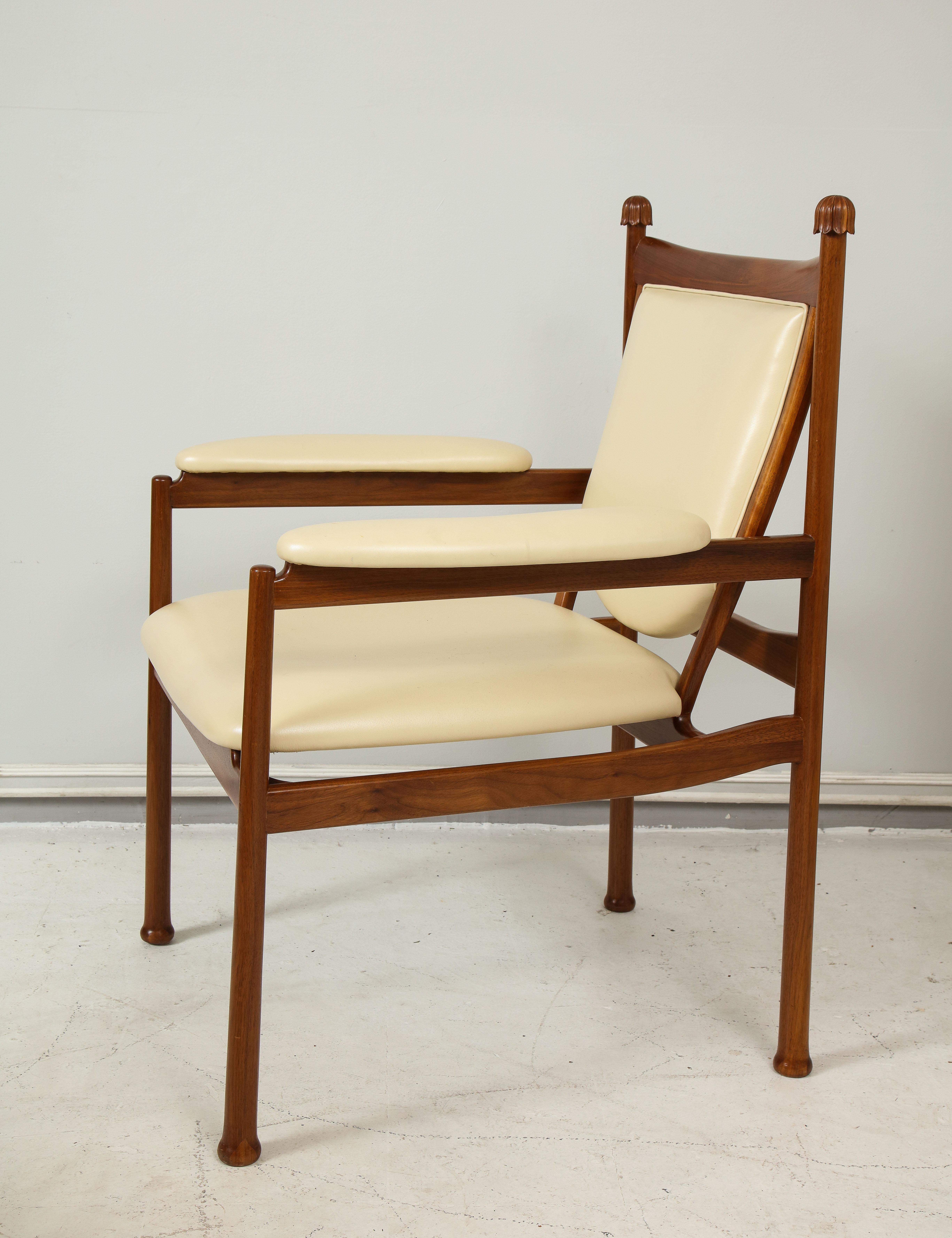 Maßgefertigter Sessel Marion aus Nussbaumholz/ Loungesessel, gepolstert mit cremefarbenem Leder (amerikanisch) im Angebot