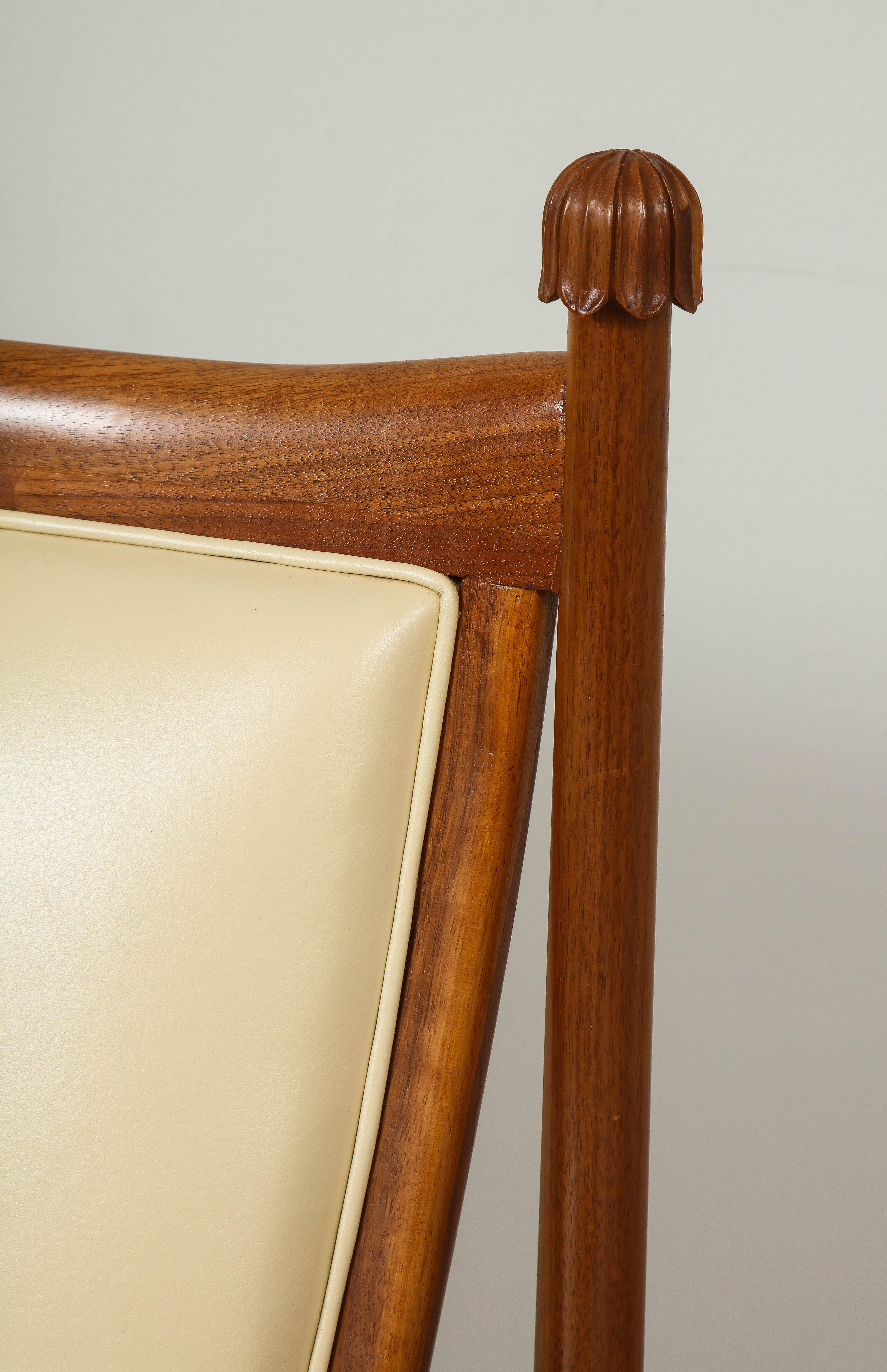 Maßgefertigter Sessel Marion aus Nussbaumholz/ Loungesessel, gepolstert mit cremefarbenem Leder im Angebot 3