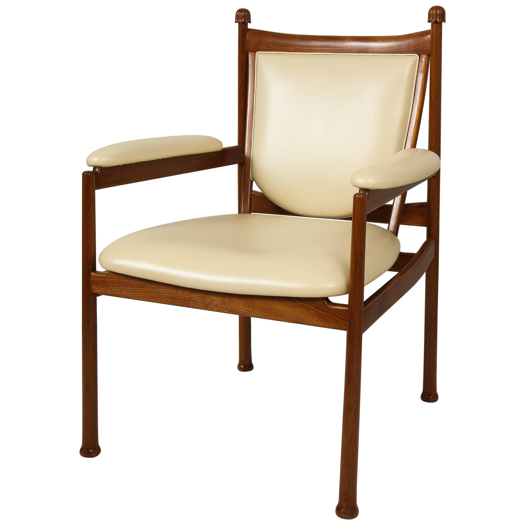 Maßgefertigter Sessel Marion aus Nussbaumholz/ Loungesessel, gepolstert mit cremefarbenem Leder
