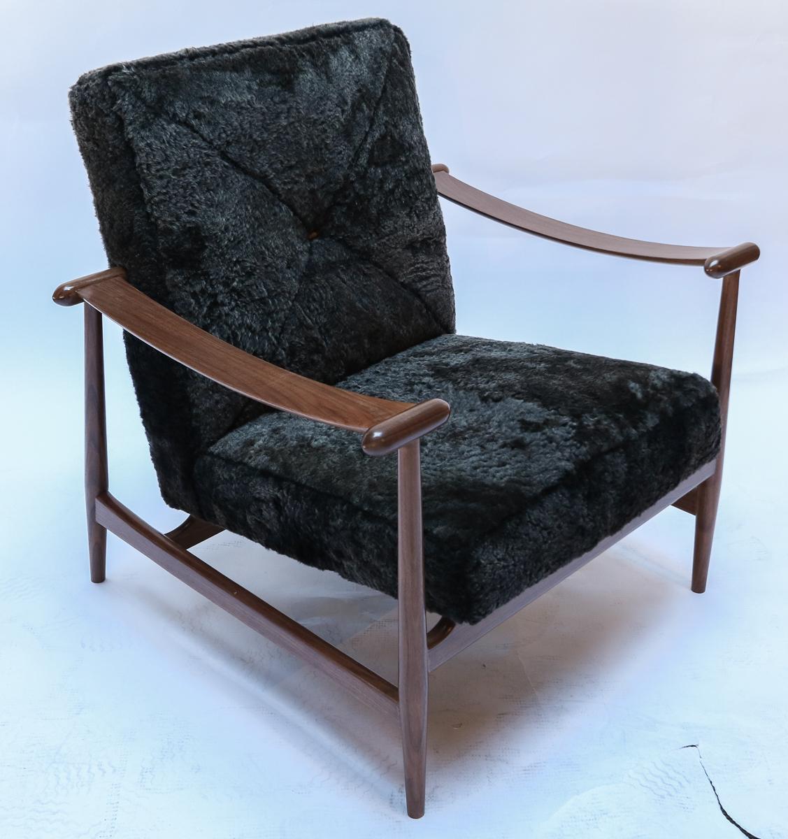 Custom Walnut Midcentury Style Armchairs in Black Sheepskin by Adesso Imports In New Condition For Sale In Los Angeles, CA