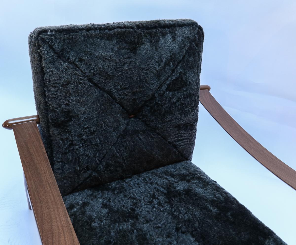 Maßgefertigte Sessel aus Nussbaumholz im Mid-Century-Stil aus schwarzem Schafsleder von Adesso Imports (21. Jahrhundert und zeitgenössisch) im Angebot