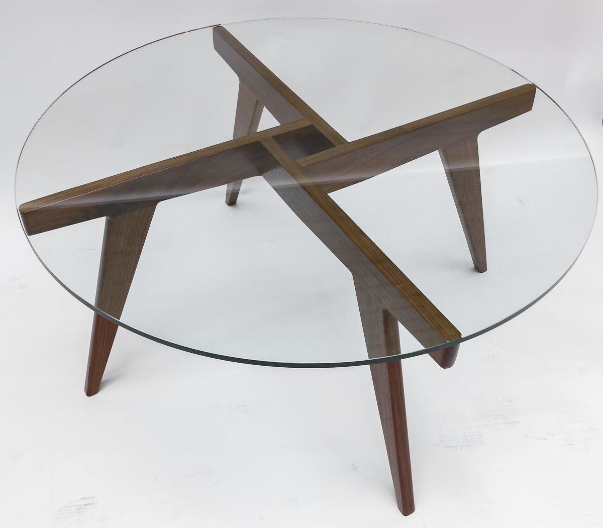 Mid-Century Modern Table basse personnalisée en noyer de style mi-siècle avec plateau en verre par Adesso Imports en vente