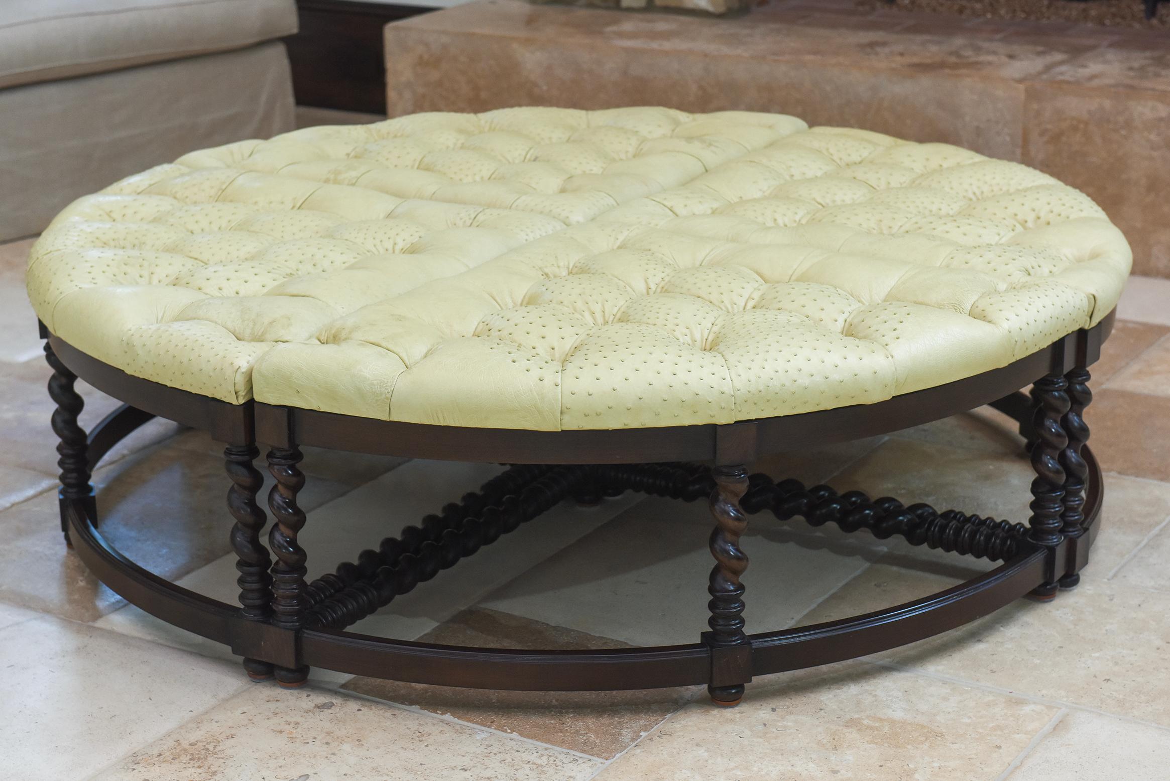 Set di pouf personalizzati in noce con tappezzeria in struzzo color crema, design girevole a quattro pezzi in vendita 4