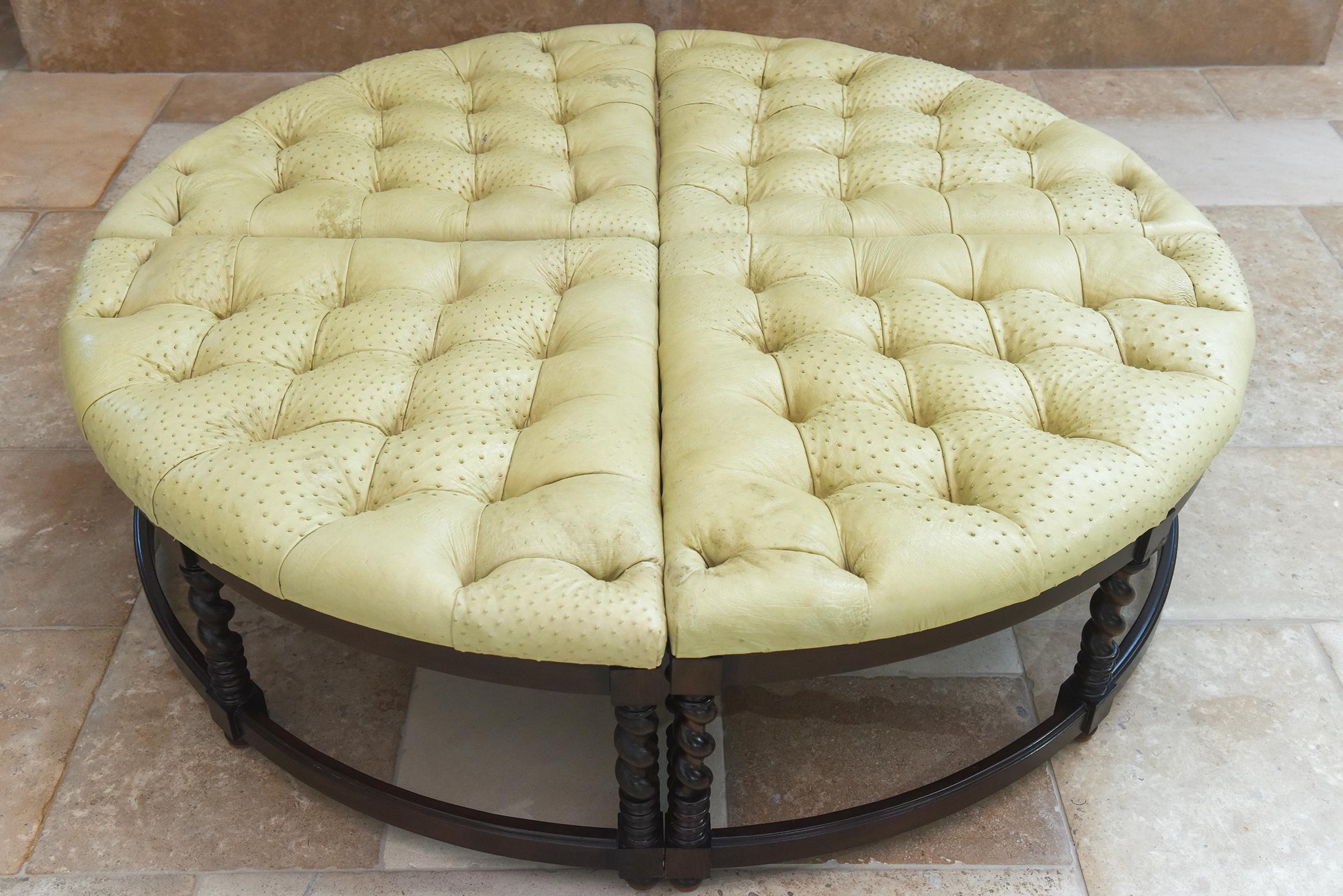 Set di pouf personalizzati in noce con tappezzeria in struzzo color crema, design girevole a quattro pezzi in vendita 5