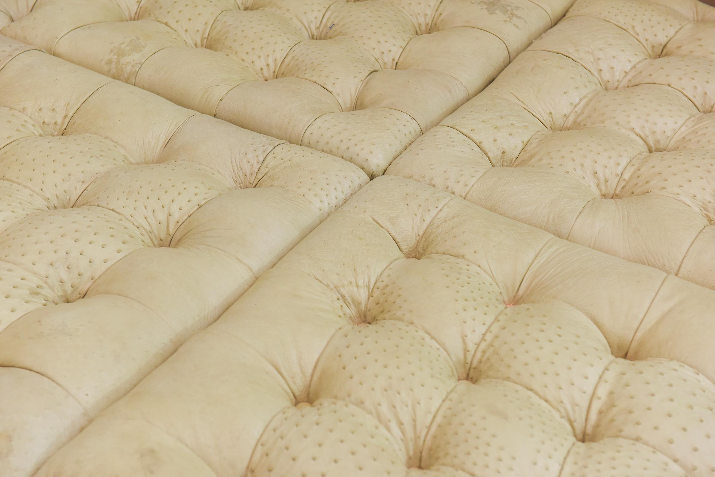 Set di pouf personalizzati in noce con tappezzeria in struzzo color crema, design girevole a quattro pezzi in vendita 6
