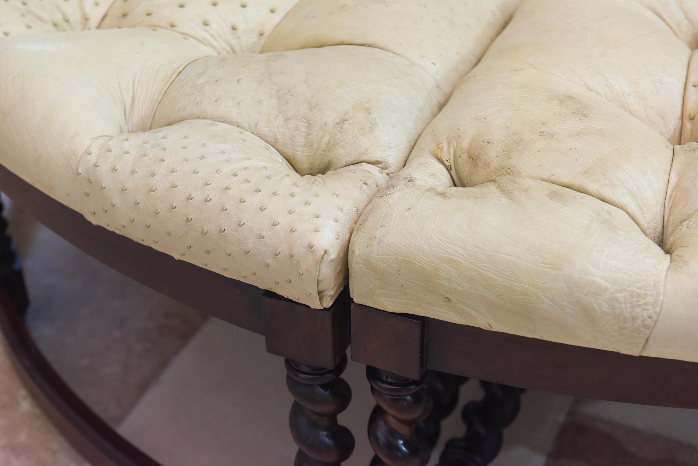 Questo set di quattro pouf personalizzati in noce presenta un design unico a forma di torta con una lussuosa imbottitura in struzzo color crema. Il design girevole aggiunge un elemento intrigante, permettendo a ogni pezzo di muoversi in modo