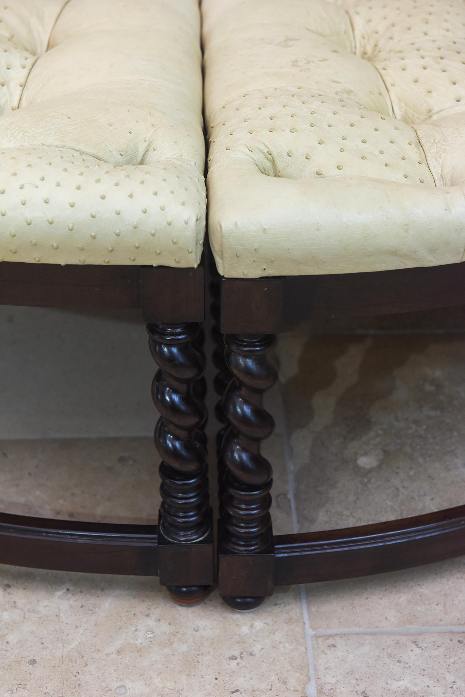 Fatto a mano Set di pouf personalizzati in noce con tappezzeria in struzzo color crema, design girevole a quattro pezzi in vendita