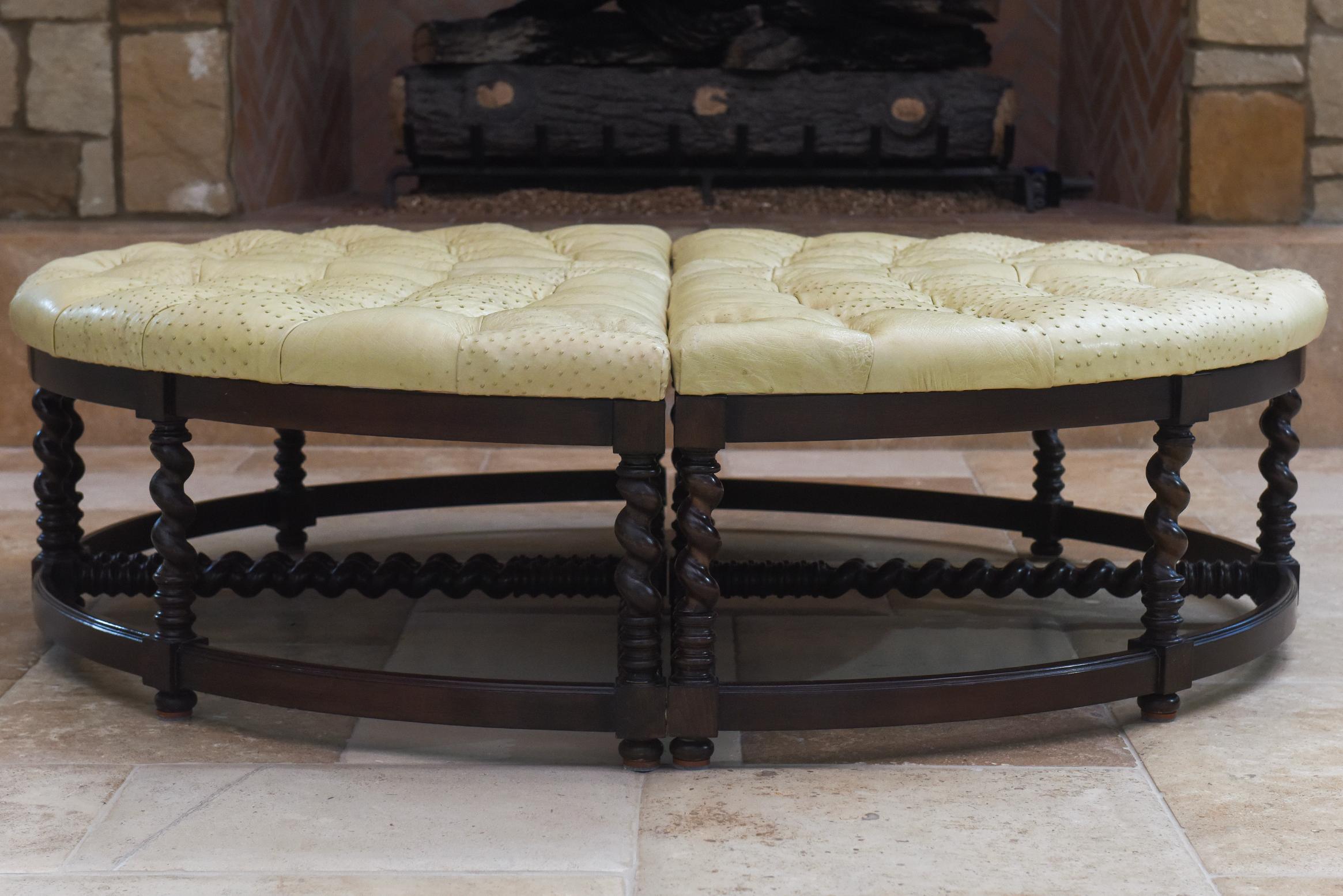 Set di pouf personalizzati in noce con tappezzeria in struzzo color crema, design girevole a quattro pezzi In condizioni buone in vendita a North Miami, FL