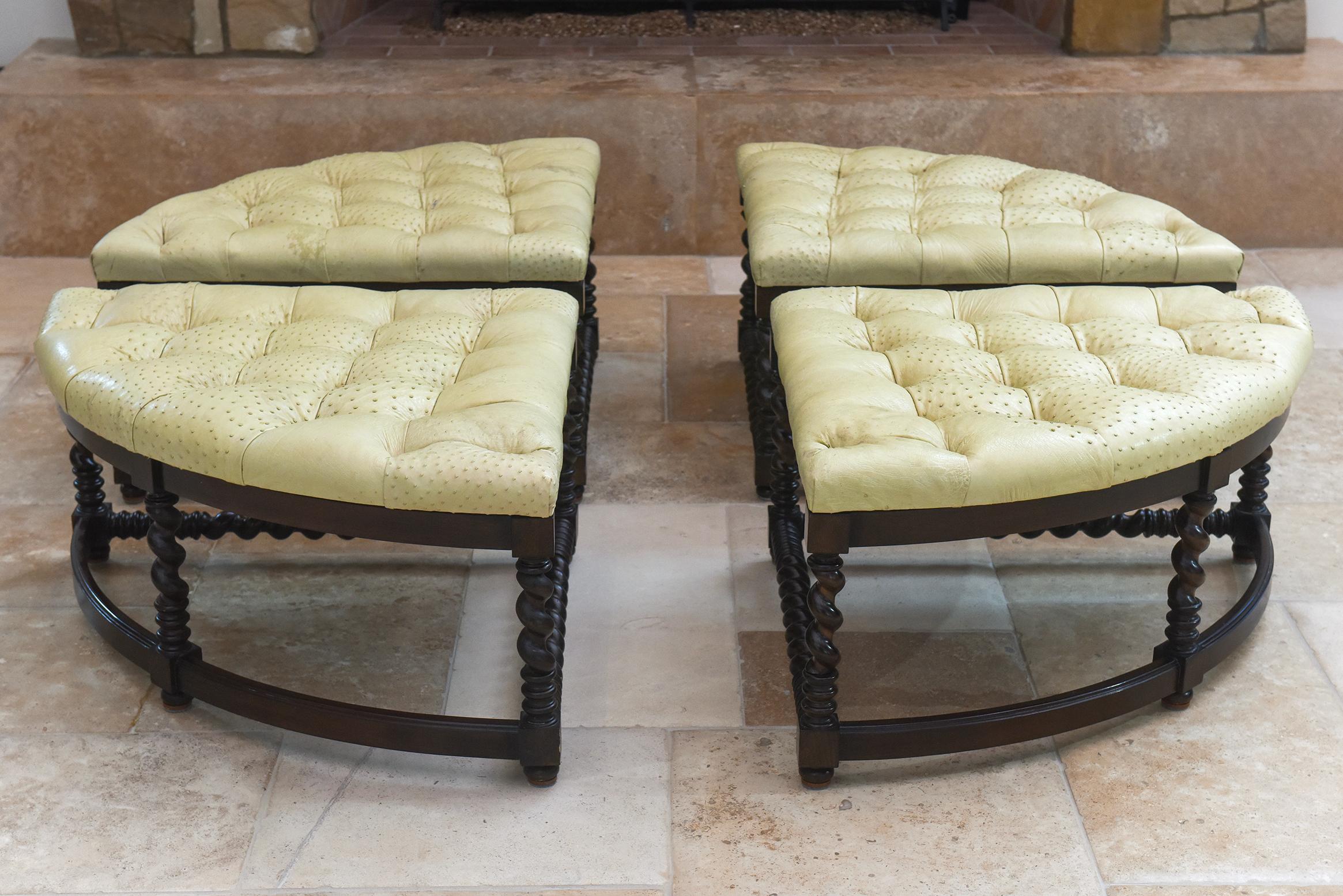 XXI secolo e contemporaneo Set di pouf personalizzati in noce con tappezzeria in struzzo color crema, design girevole a quattro pezzi in vendita