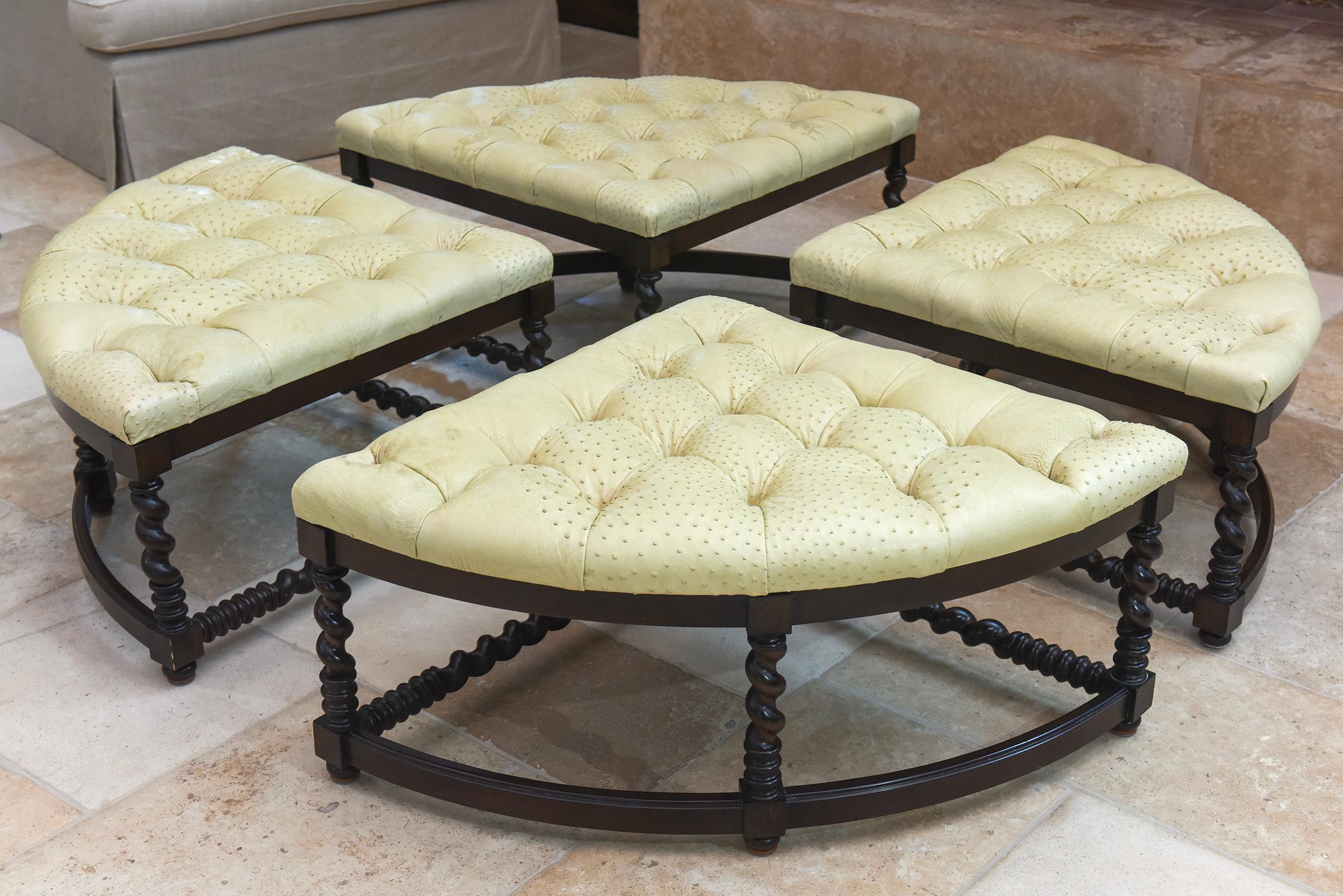 Pelle di struzzo Set di pouf personalizzati in noce con tappezzeria in struzzo color crema, design girevole a quattro pezzi in vendita