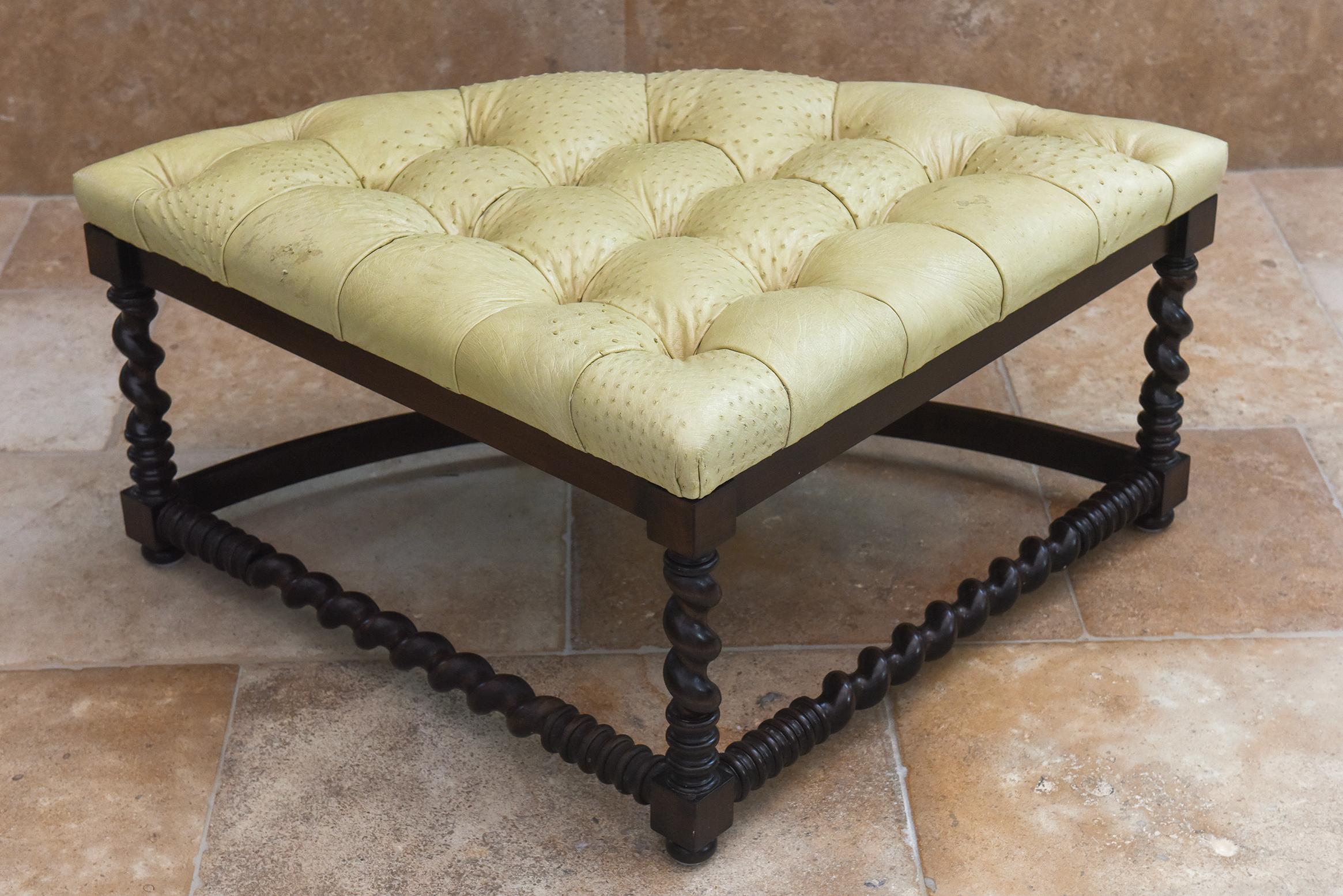 Set di pouf personalizzati in noce con tappezzeria in struzzo color crema, design girevole a quattro pezzi in vendita 1