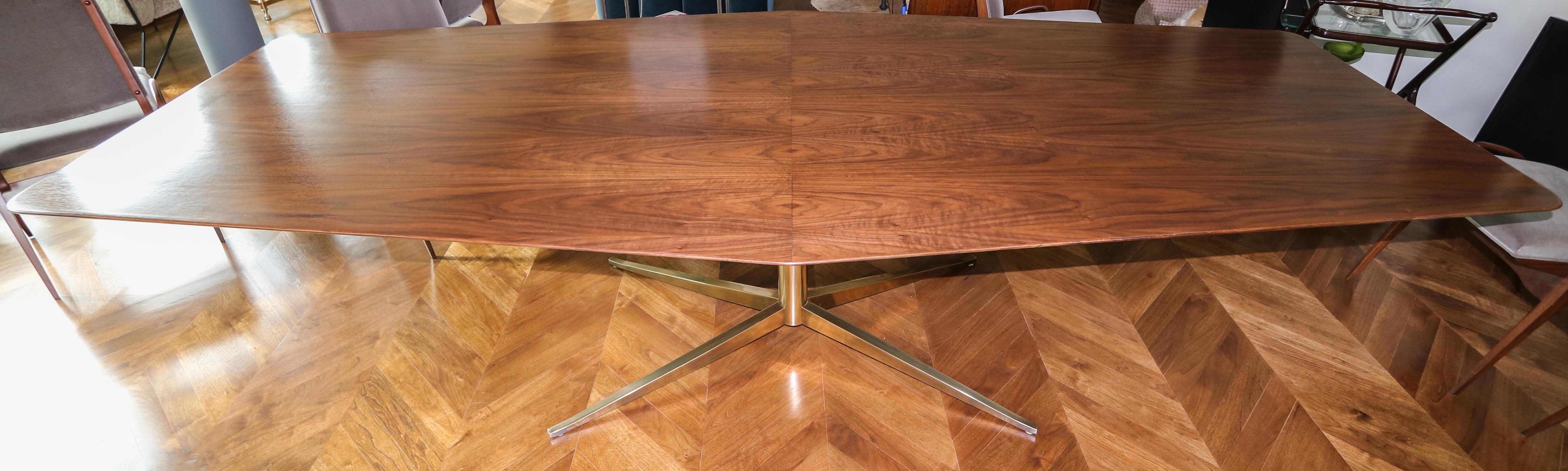 Table de salle à manger rectangulaire à piédestal en noyer et pieds en laiton faits sur mesure par Adesso Imports en vente 2