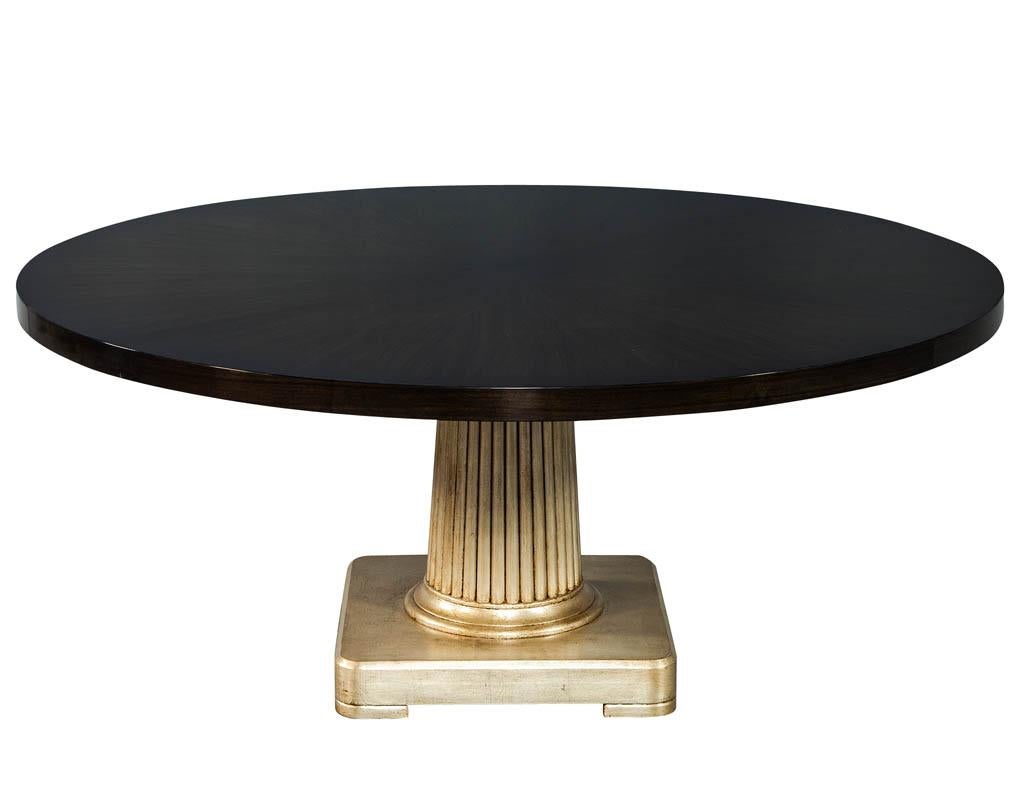 Table de salle à manger, d'entrée ou de hall d'entrée Carrocel faite sur mesure, plateau en noyer sunburst à motifs élégants et magnifiquement poli à la main avec une base en bois massif sur piédestal à finition argentée et dorée.

Le prix