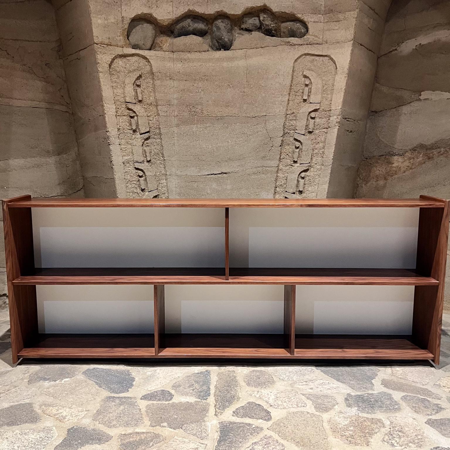 Mid-Century moderno Libreria personalizzata in Wood Wood Pablo Romo Ambianic in vendita
