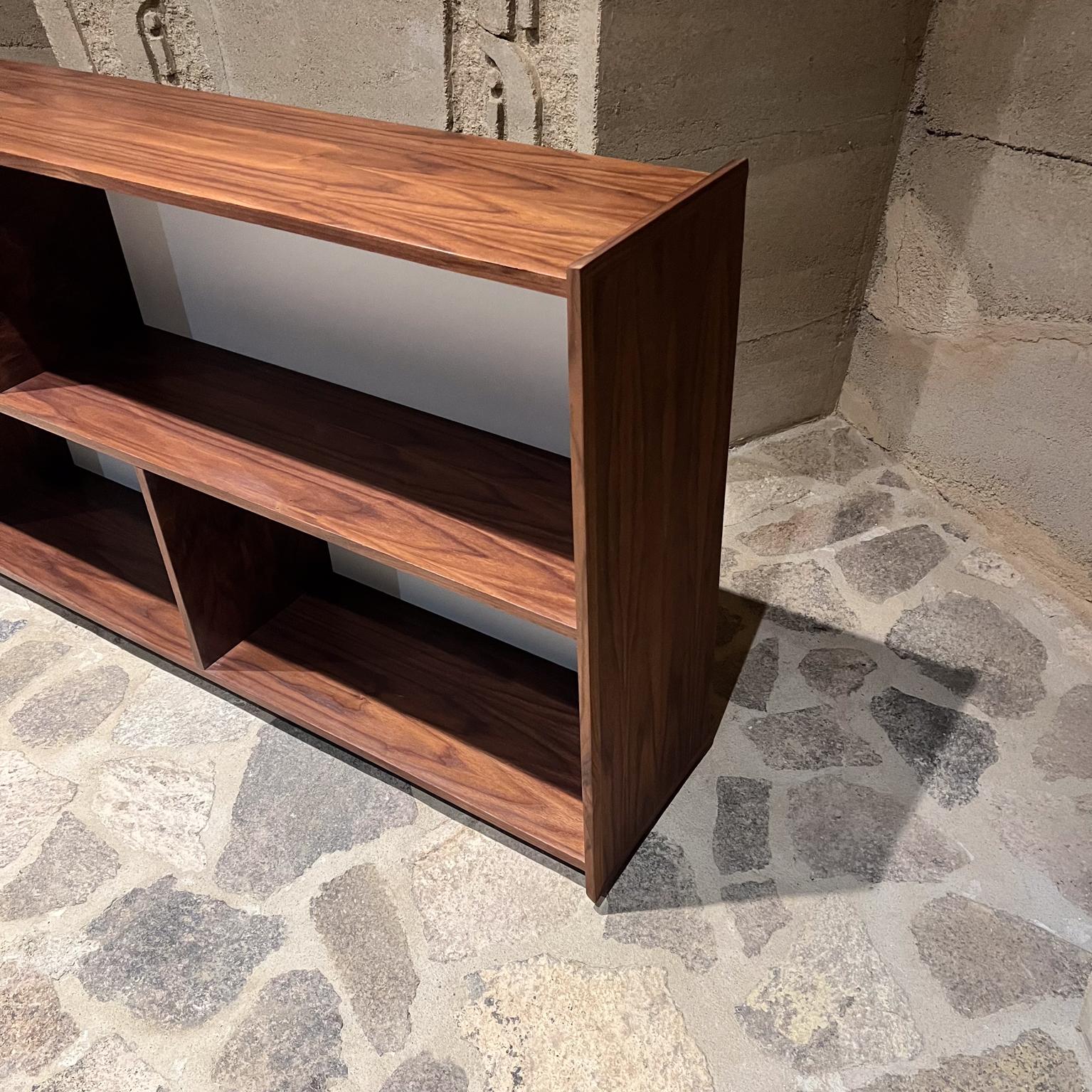XXI secolo e contemporaneo Libreria personalizzata in Wood Wood Pablo Romo Ambianic in vendita