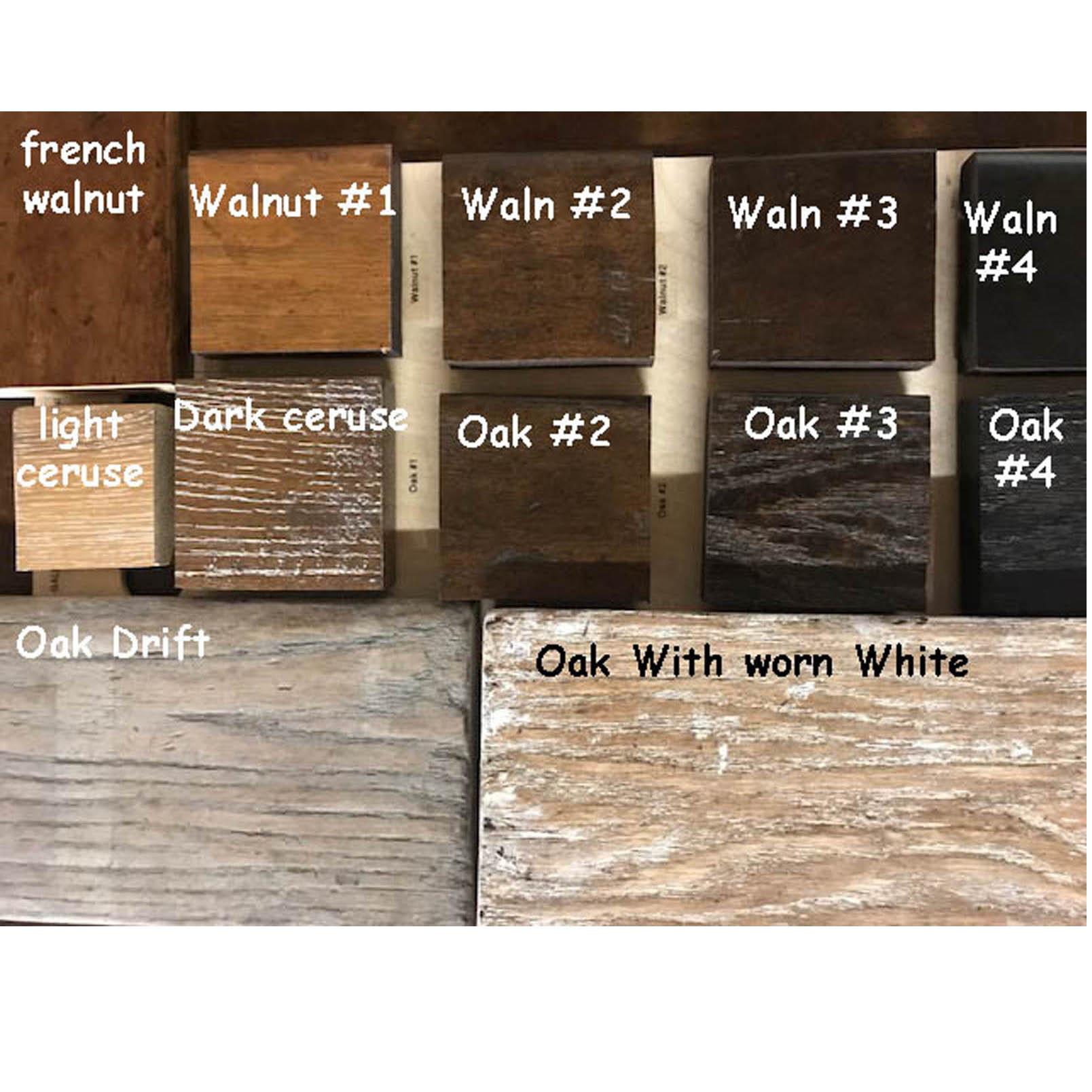 Couchtisch aus Nussbaumholz mit gedrechselten Beinen und Regal. Can in jeder Größe, mit oder ohne Regal, in einer Vielzahl von Hölzern und Oberflächen hergestellt werden. Wie abgebildet in Nussbaum mit heller Notlage. Hergestellt in Los Angeles von