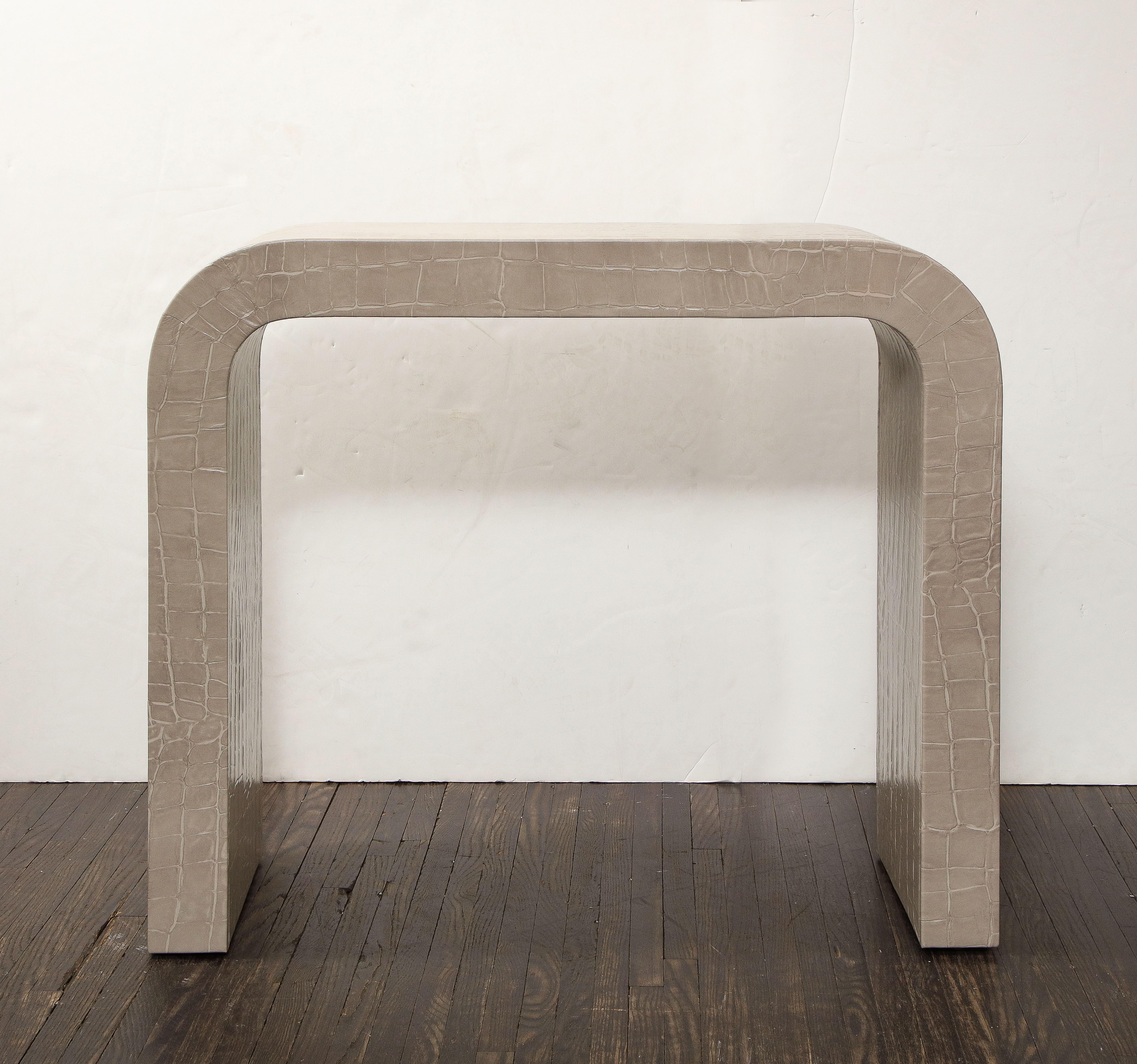 Moderno Console a cascata personalizzata in pelle fumé stampata a coccodrillo in vendita