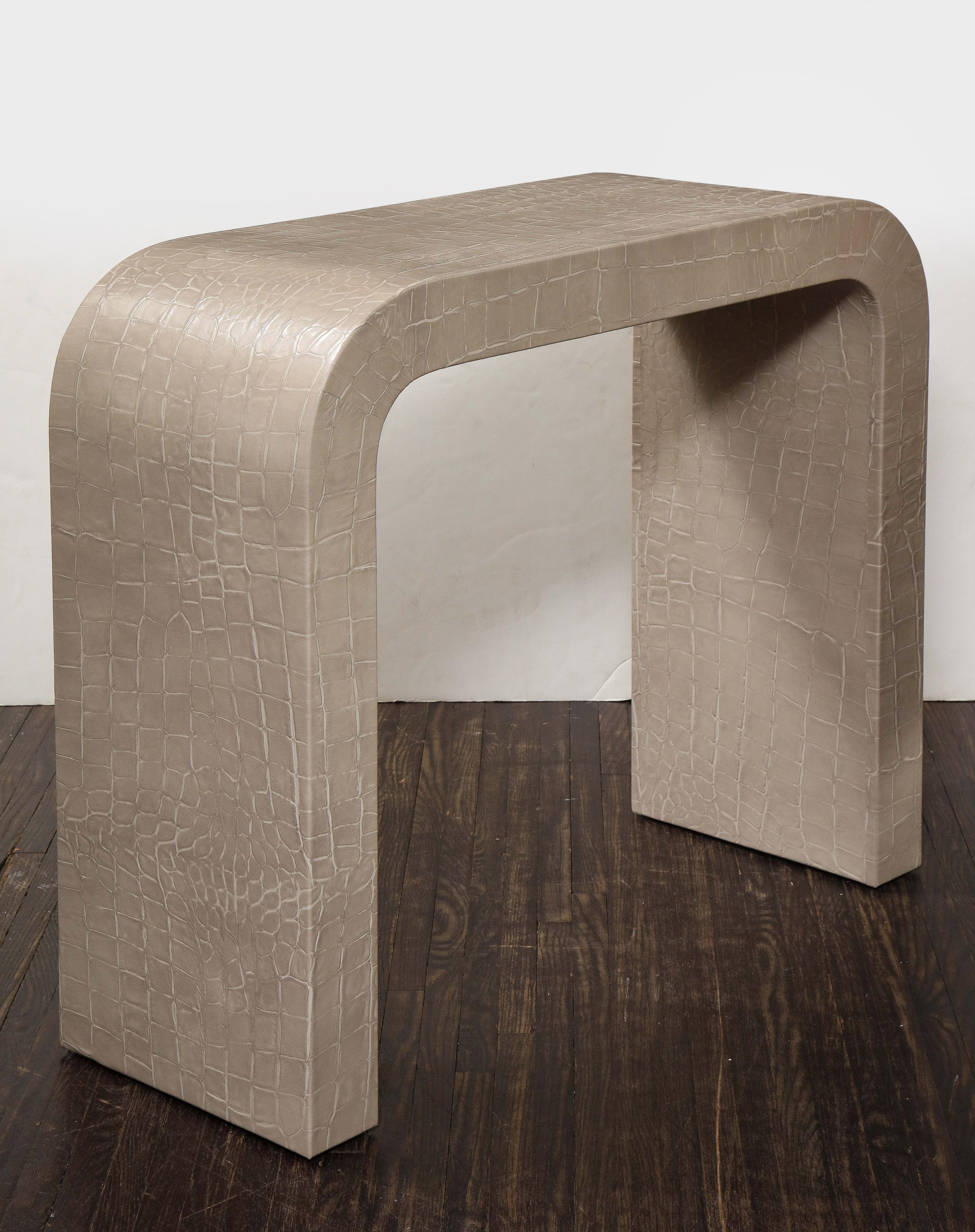 Goffrato Console a cascata personalizzata in pelle fumé stampata a coccodrillo in vendita
