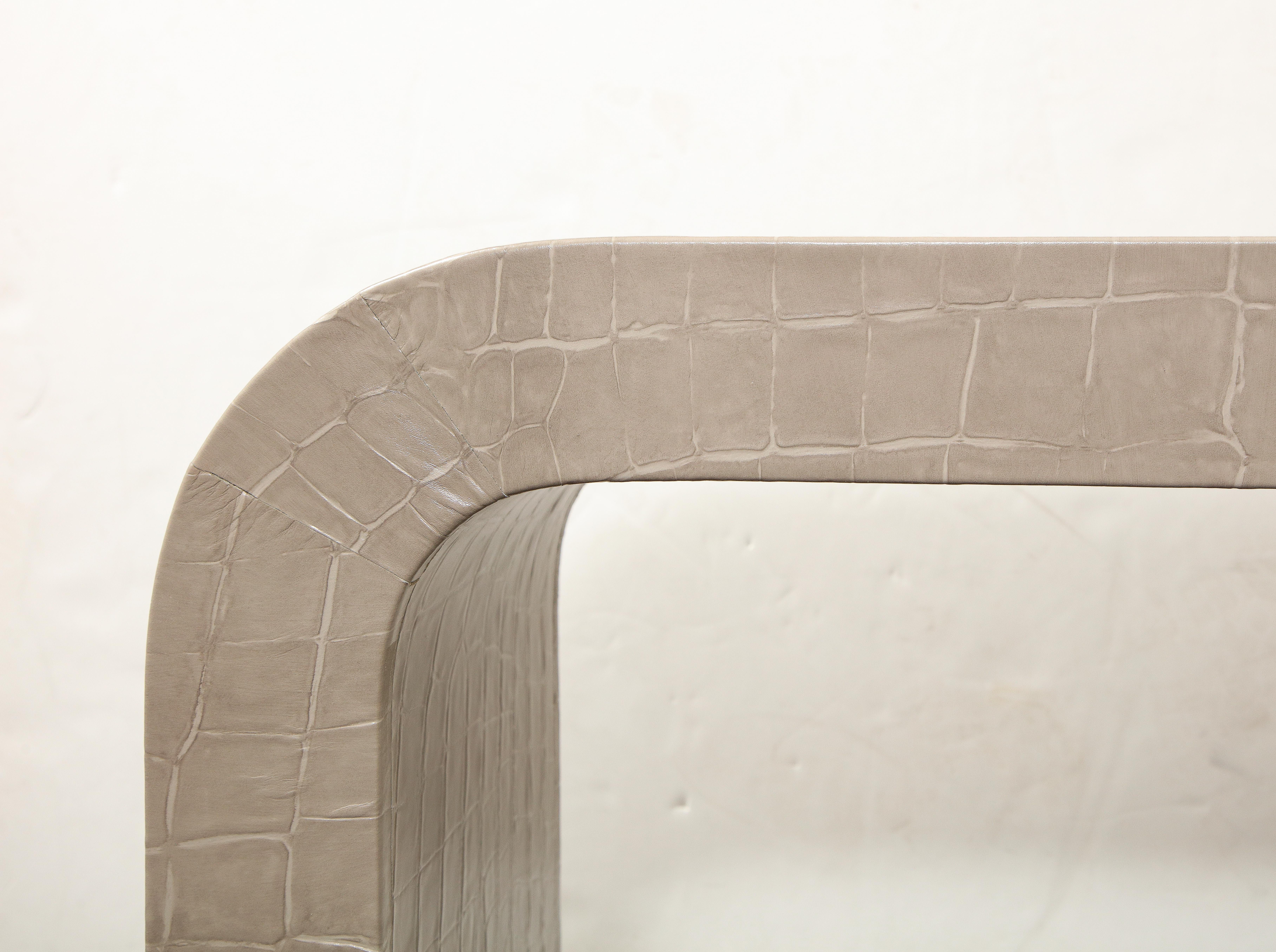 Console a cascata personalizzata in pelle fumé stampata a coccodrillo in vendita 1
