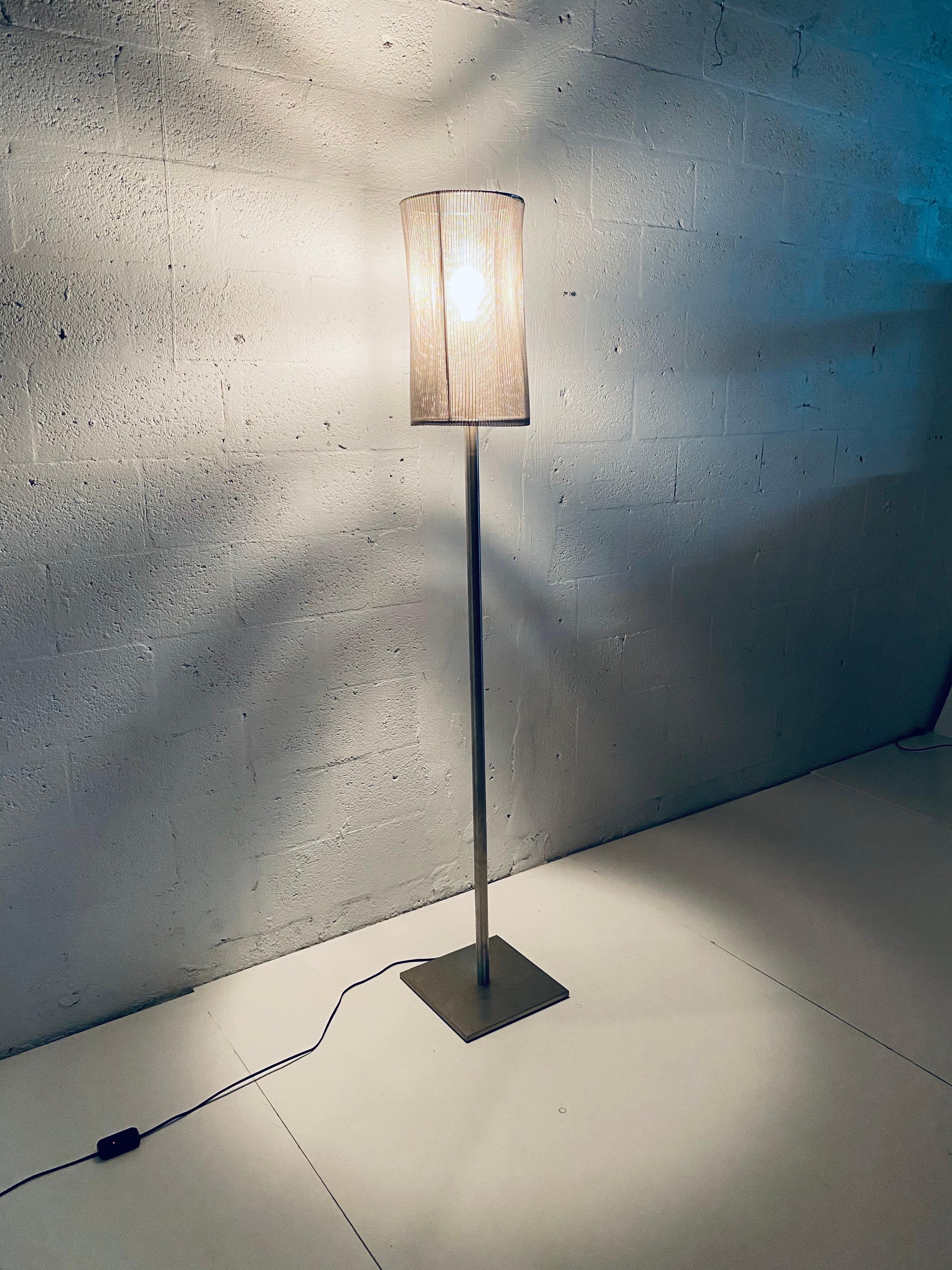 Lampada da terra personalizzata in acciaio saldato e paralume a rete di Automatic, Inc. in vendita 3