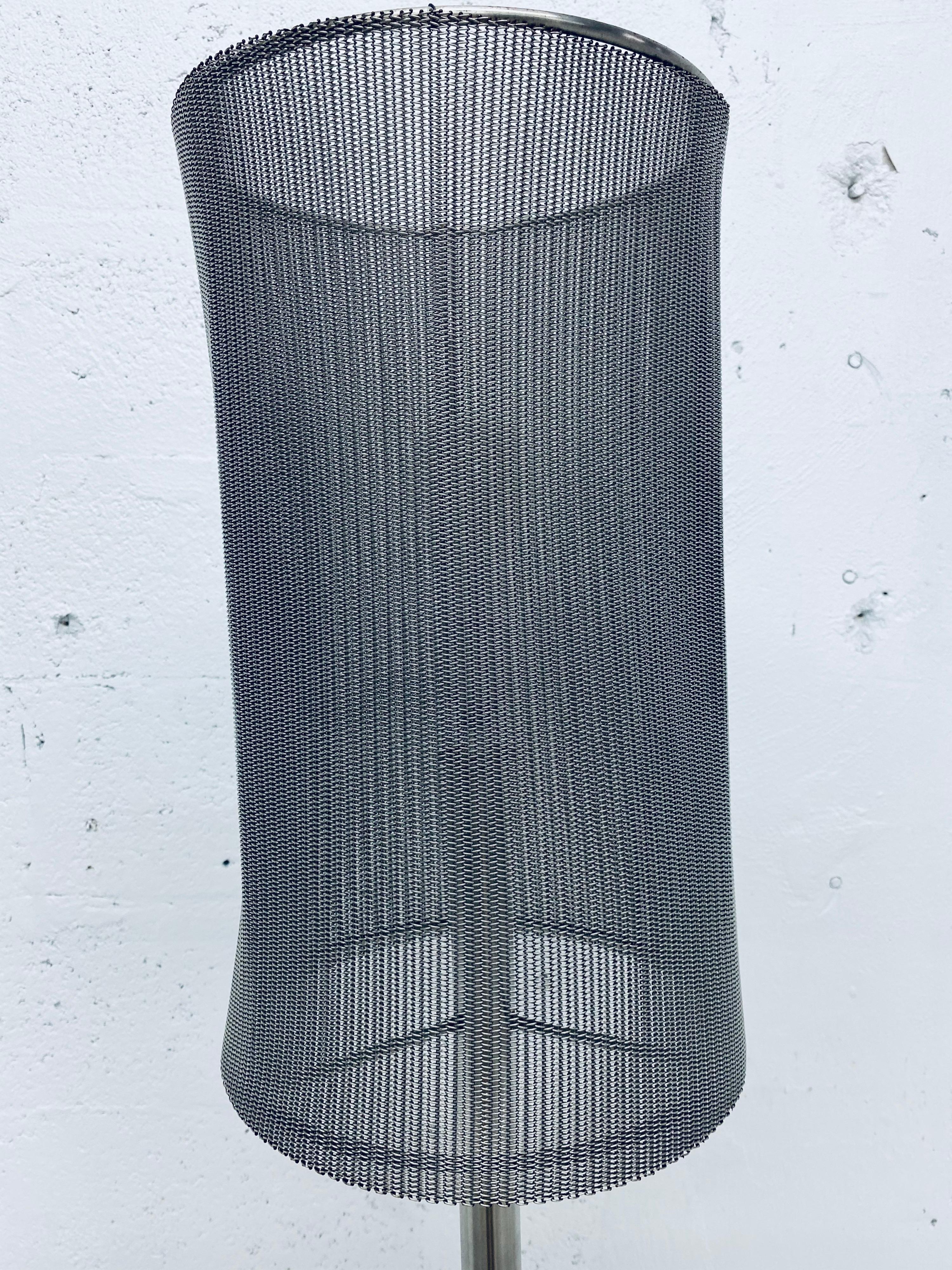 Lampada da terra personalizzata in acciaio saldato e paralume a rete di Automatic, Inc. in vendita 6