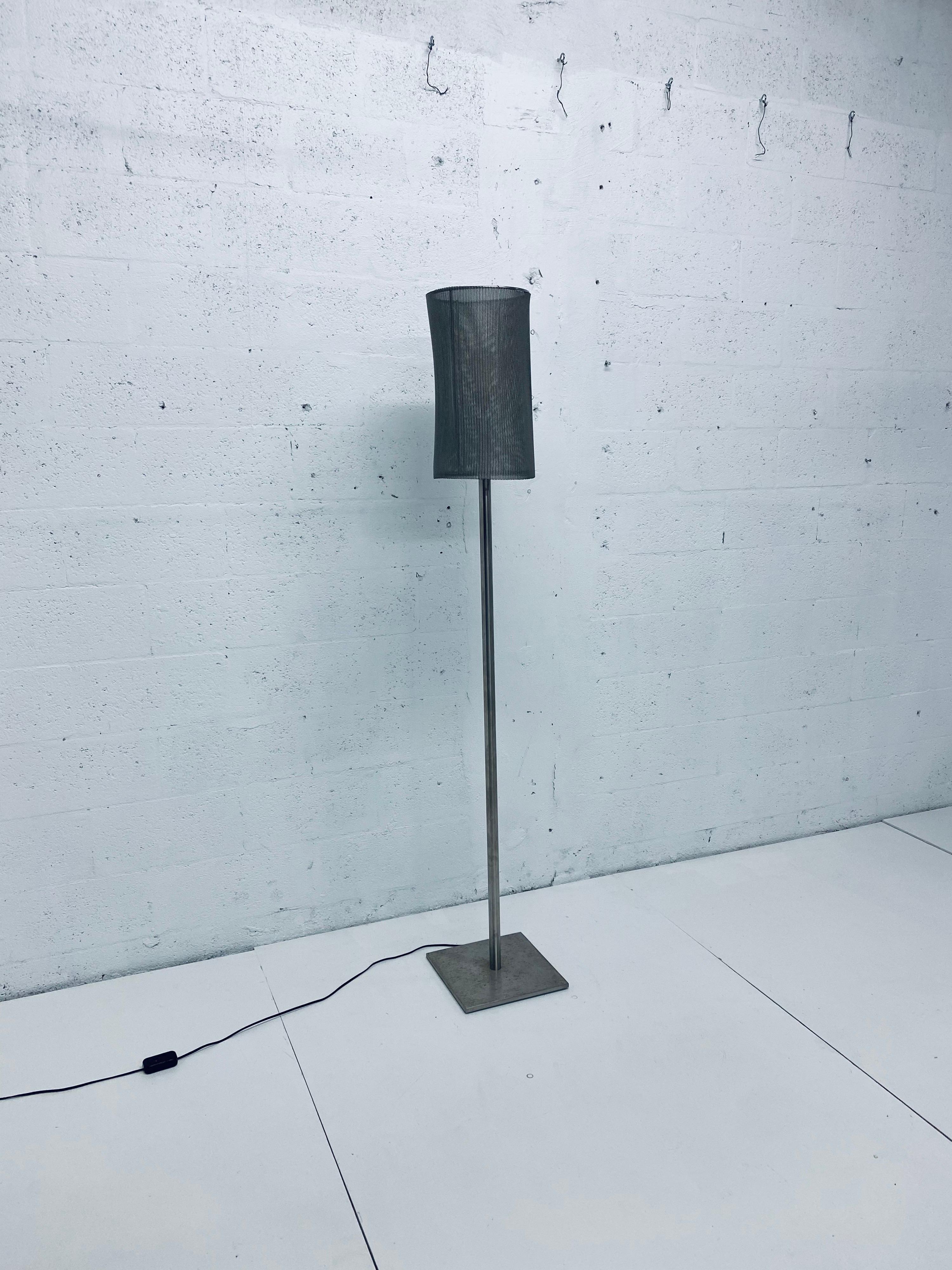 Americano Lampada da terra personalizzata in acciaio saldato e paralume a rete di Automatic, Inc. in vendita