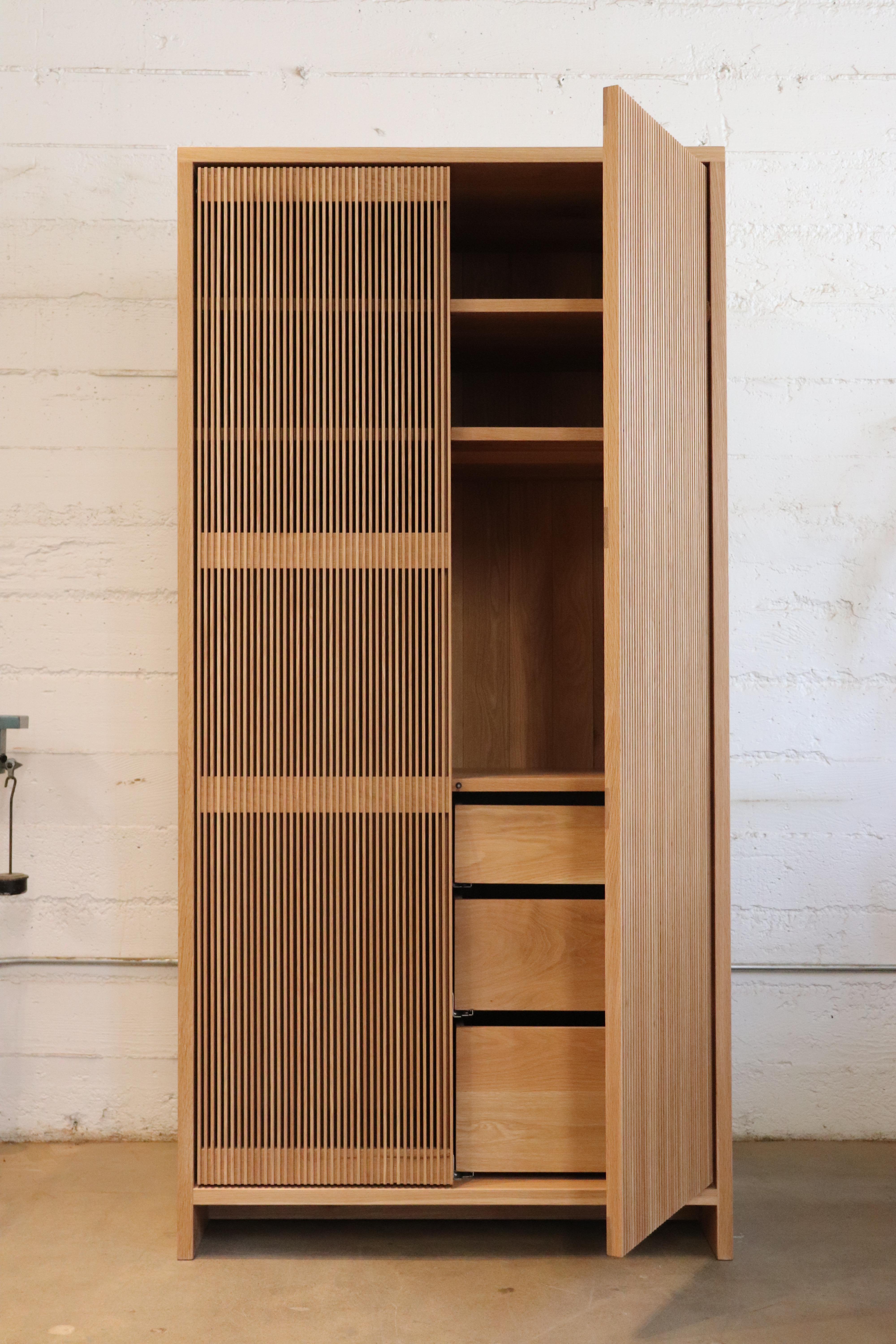 Custom White Oak Armoire / Kleiderschrank mit Lattentüren: 62 