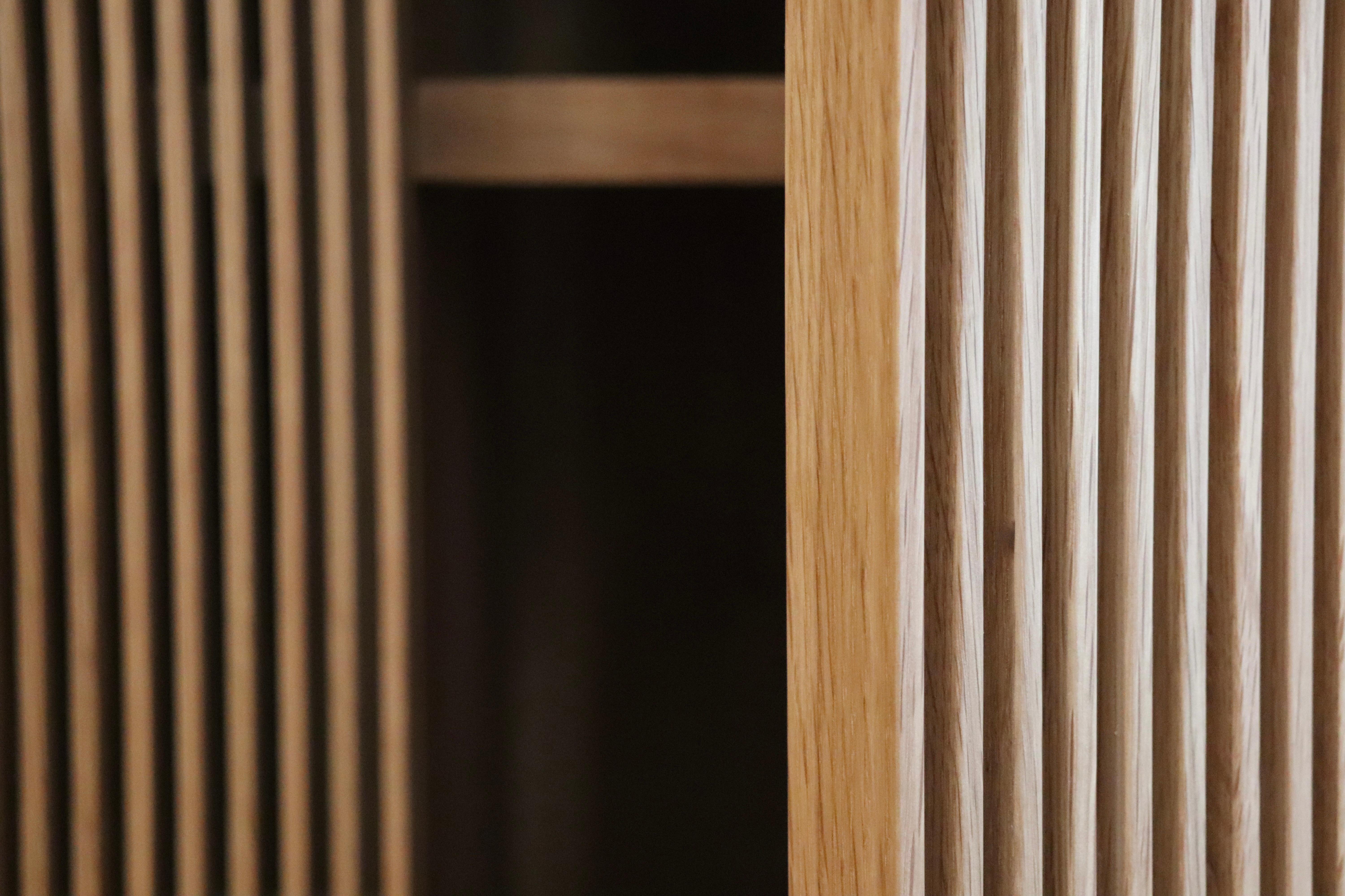 Custom White Oak Armoire / Kleiderschrank mit Lattentüren: 62 