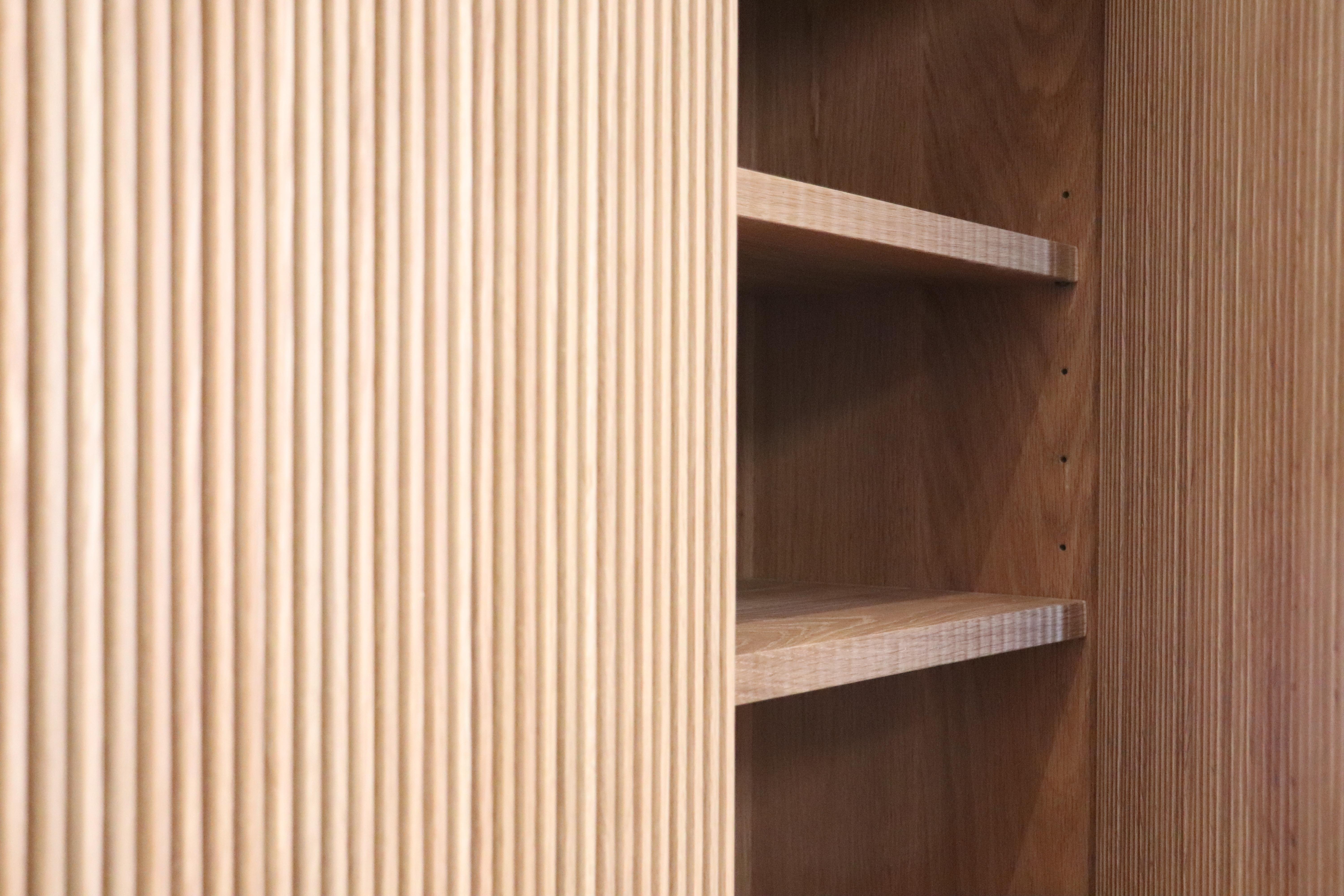 Custom White Oak Armoire / Kleiderschrank mit Lattentüren: 62 