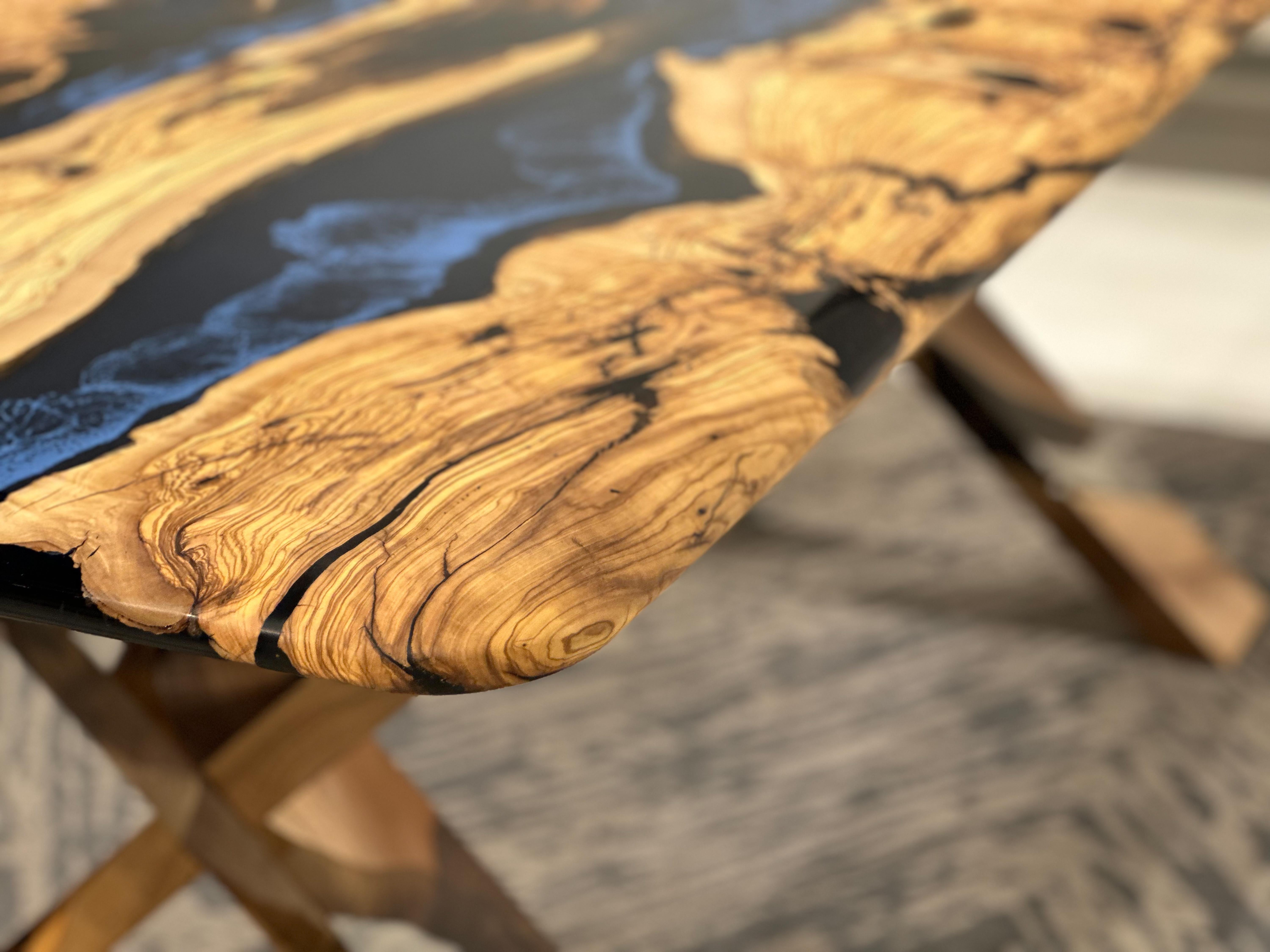 Scandinave moderne Table de cuisine à bord vif en bois d'olivier sur mesure  en vente
