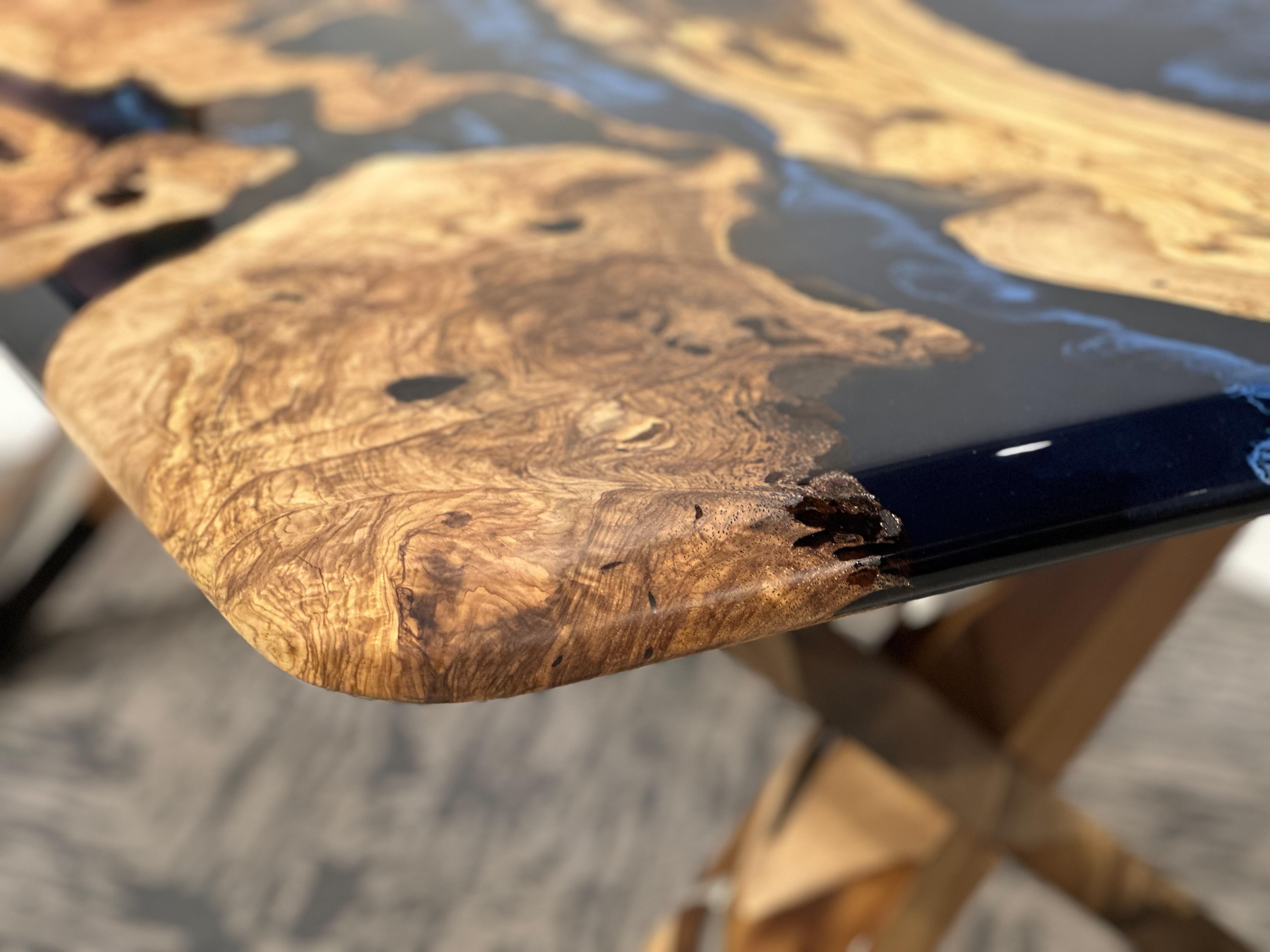Brossé Table de cuisine à bord vif en bois d'olivier sur mesure  en vente