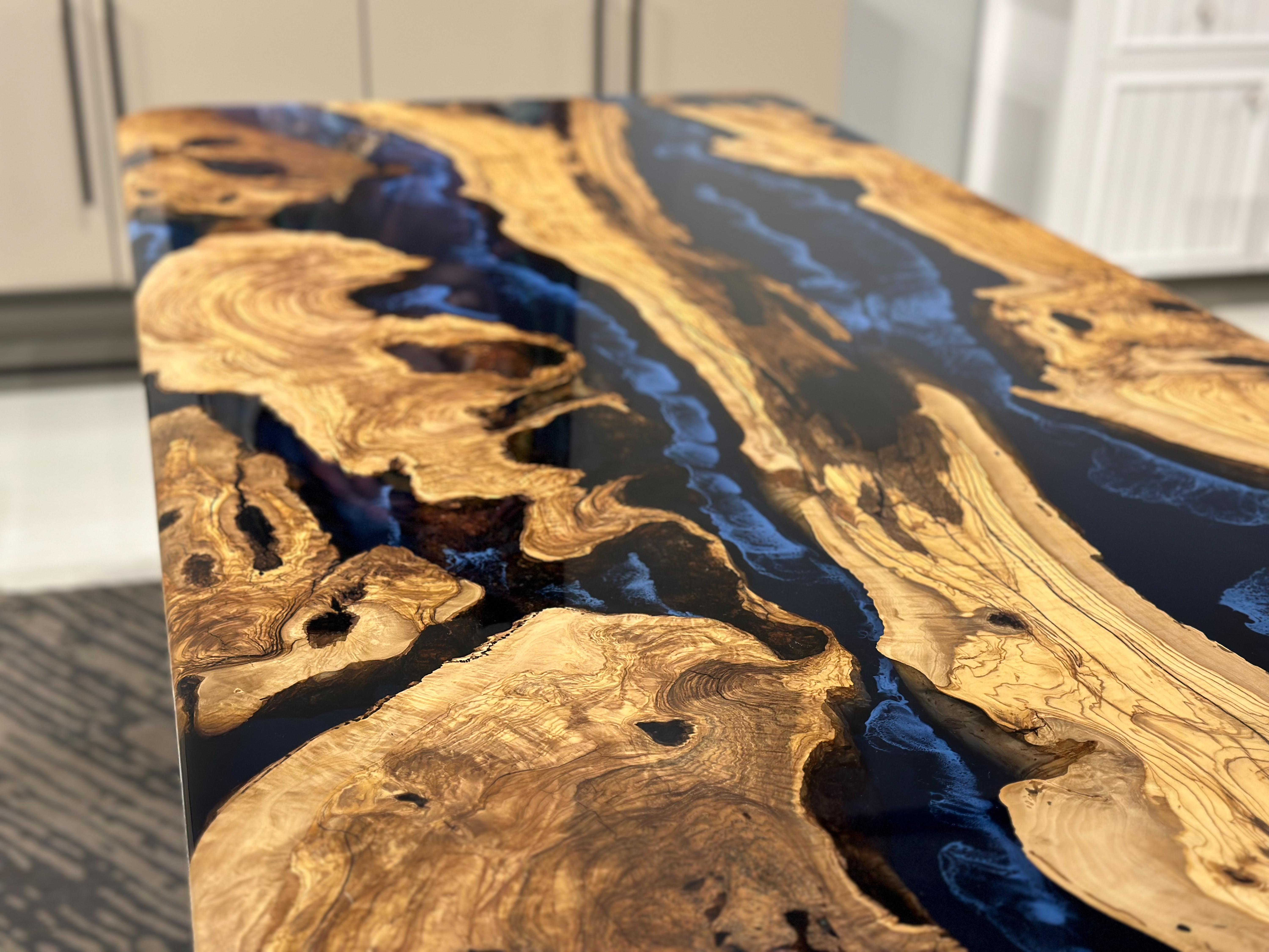 XXIe siècle et contemporain Table de cuisine à bord vif en bois d'olivier sur mesure  en vente