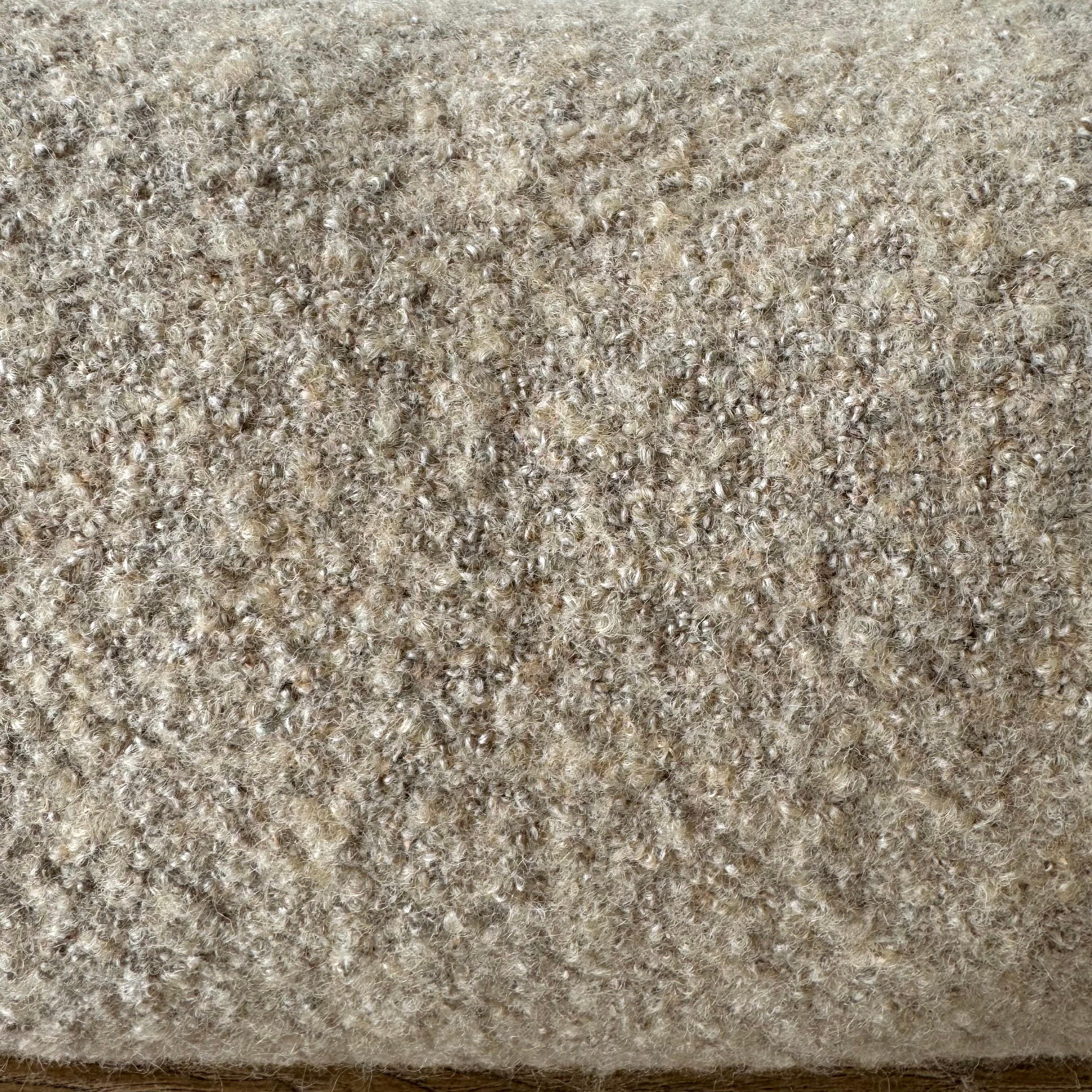 Maßgefertigtes Kissen aus Woll- und Leinenmischung mit Reißverschluss aus Messing und Daunenfedereinsatz (21. Jahrhundert und zeitgenössisch) im Angebot