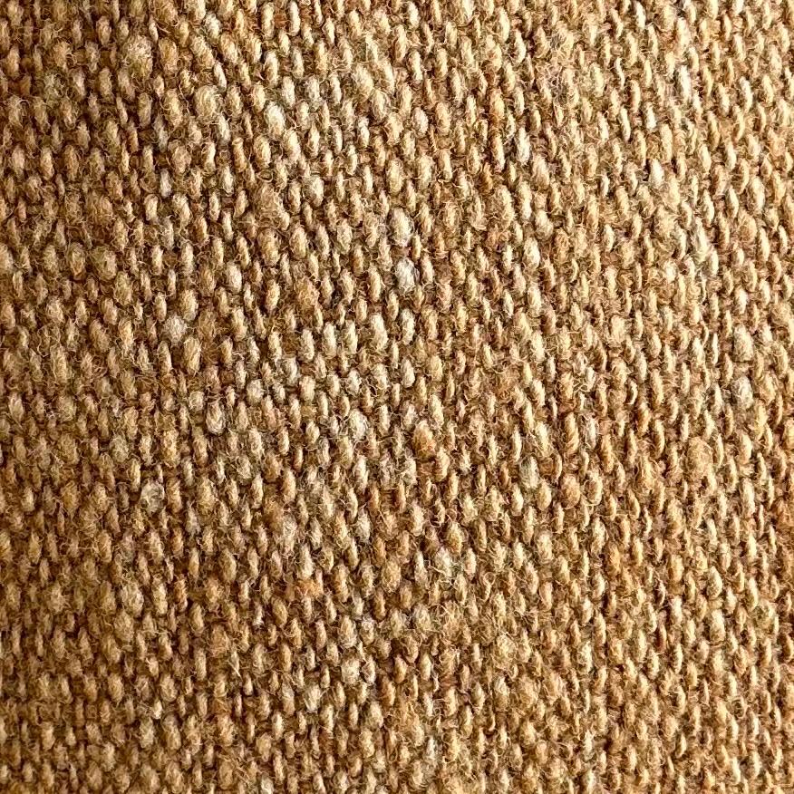 XXIe siècle et contemporain Coussin en laine personnalisé en mousse dorée avec insert en duvet en vente