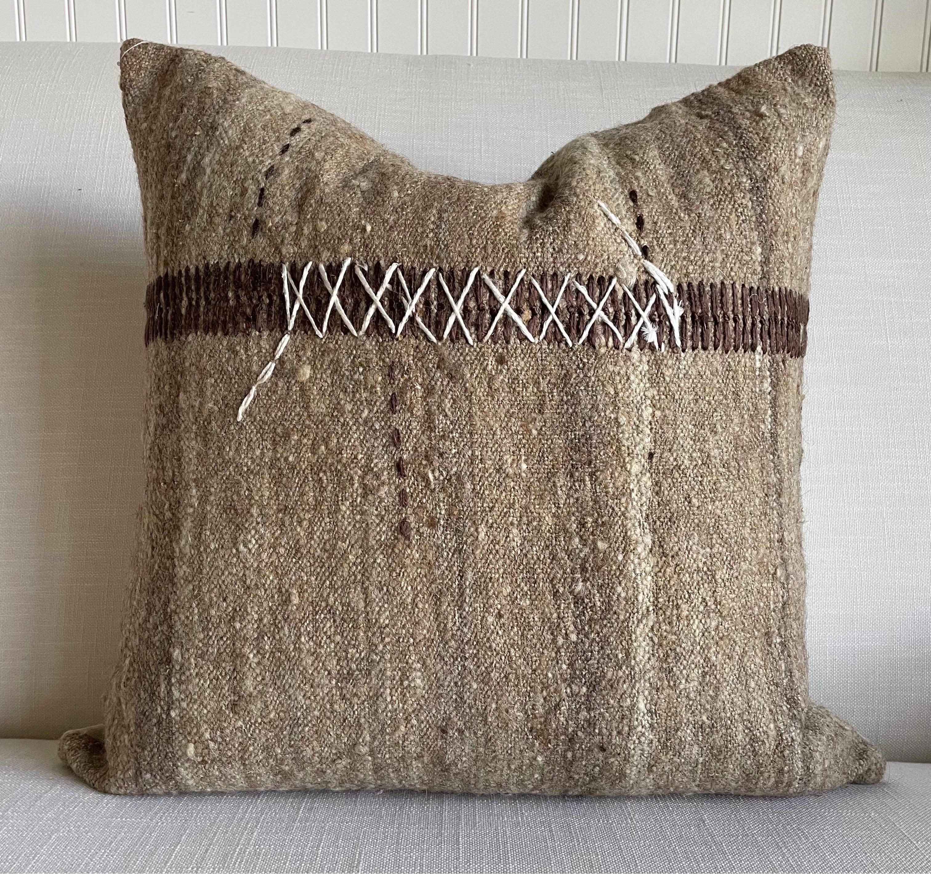 Hudson Accent pillow
Beautiful neutral warm brown tones, woven with a thick soft nubby texture.
Size: 22