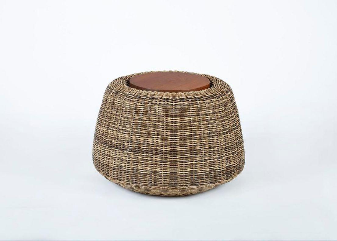 Taburete/mesa auxiliar tejida de doble función que complementa la Silla Lounge Esperanza. Parte superior disponible con cojín o con inserto de teca. Acabados tejidos disponibles en negro, natural y blanco.

Medidas:
diámetro: 22
altura 15