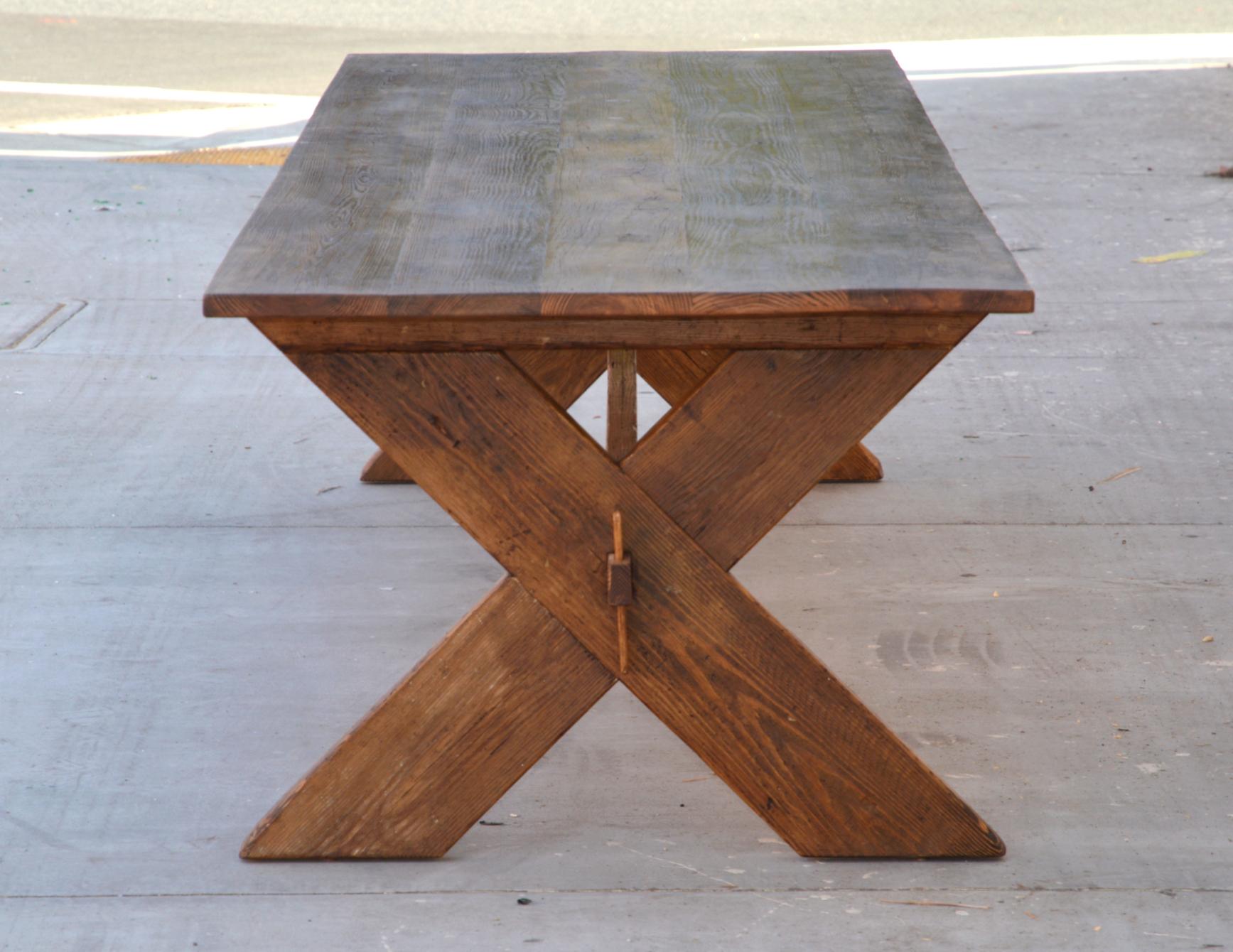 Primitif Table à tréteaux en cœur de pin récupéré en vente